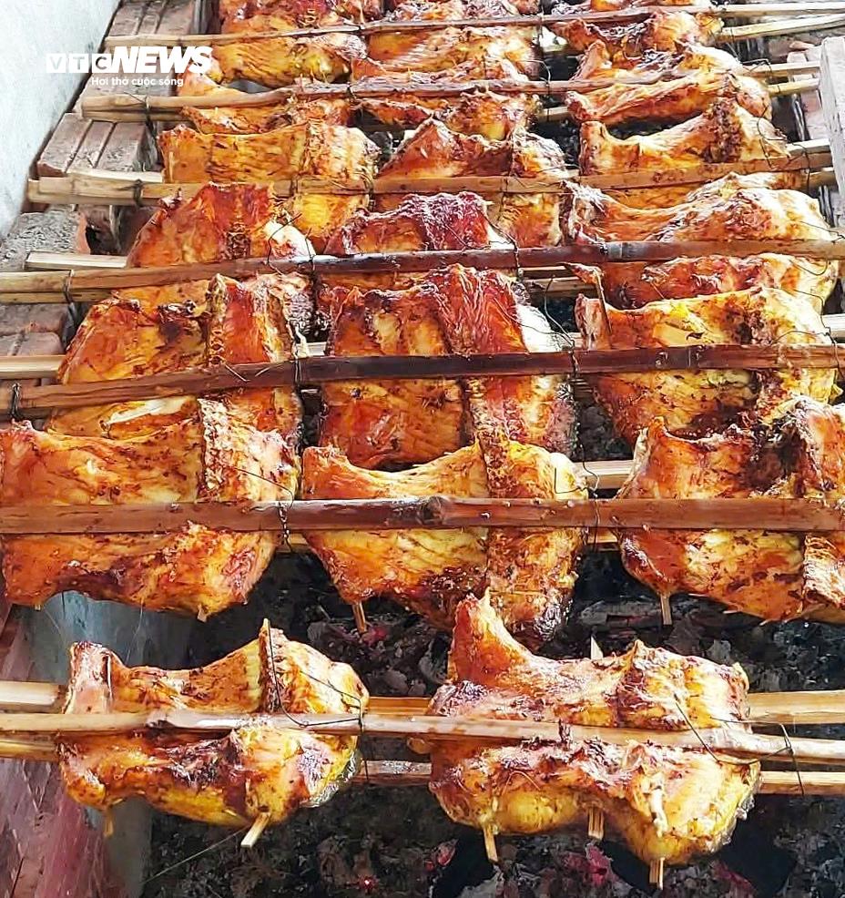Cá nướng Thái Xuyên có màu vàng ruộm tự nhiên, bên trong thịt mềm. (Ảnh: Khánh Linh)