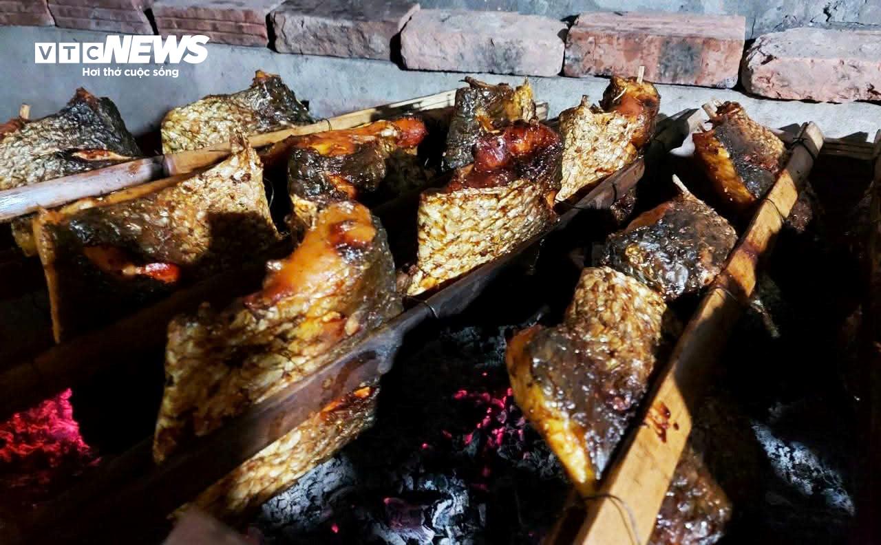 Kẹp cá được lấy từ cật tre già và cá nướng trên than củi nhãn để giữ hương vị thơm ngon nhất. (Ảnh: Khánh Linh)