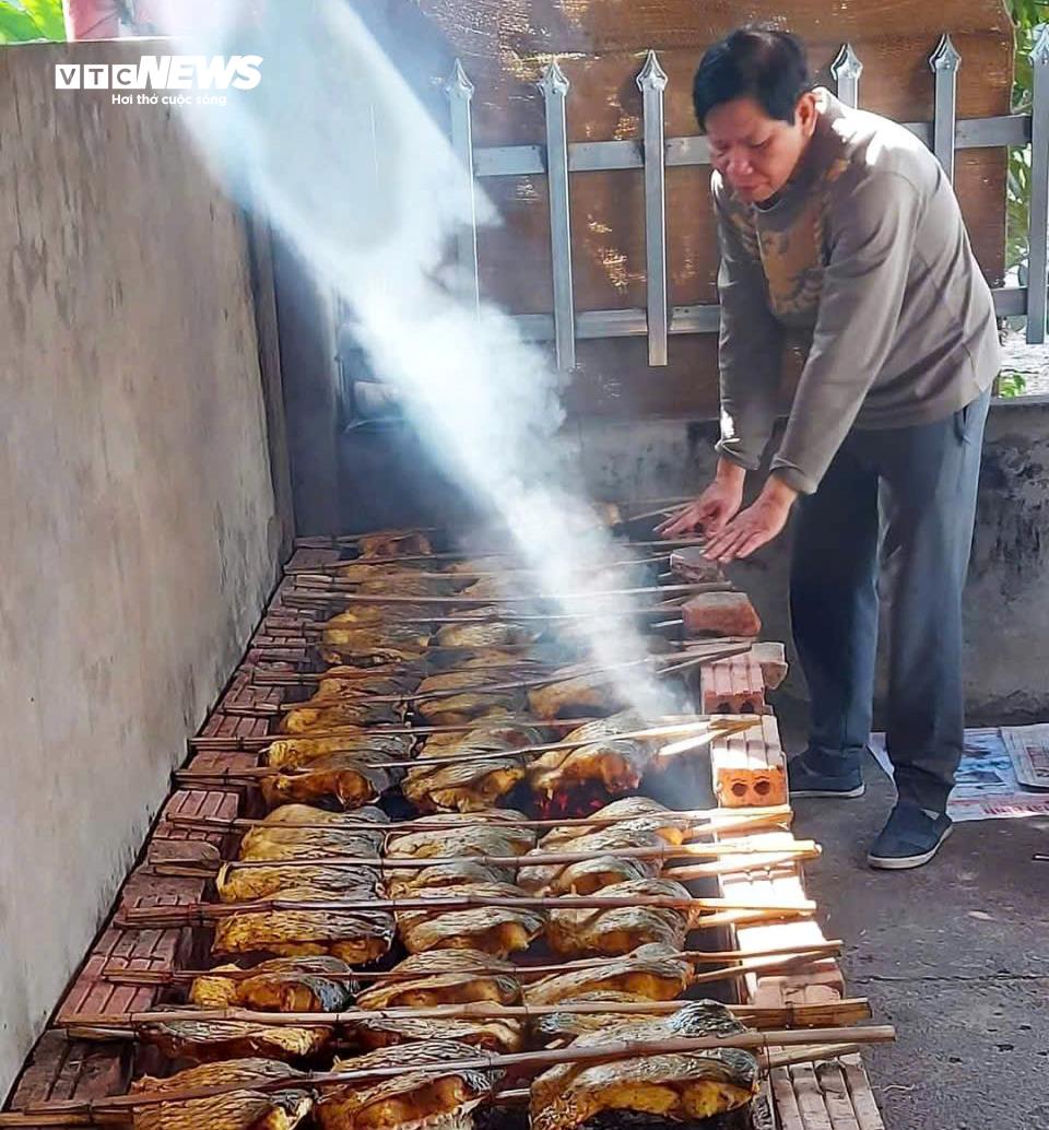 Để làm ra cá nướng Thái Xuyên, người thợ phải thường xuyên kiểm tra, giữ cho than cháy không quá to cũng không quá nhỏ và phải liên tục trở đều tay những kẹp cá suốt 9-13 tiếng đồng hồ. (Ảnh: Khánh Linh)