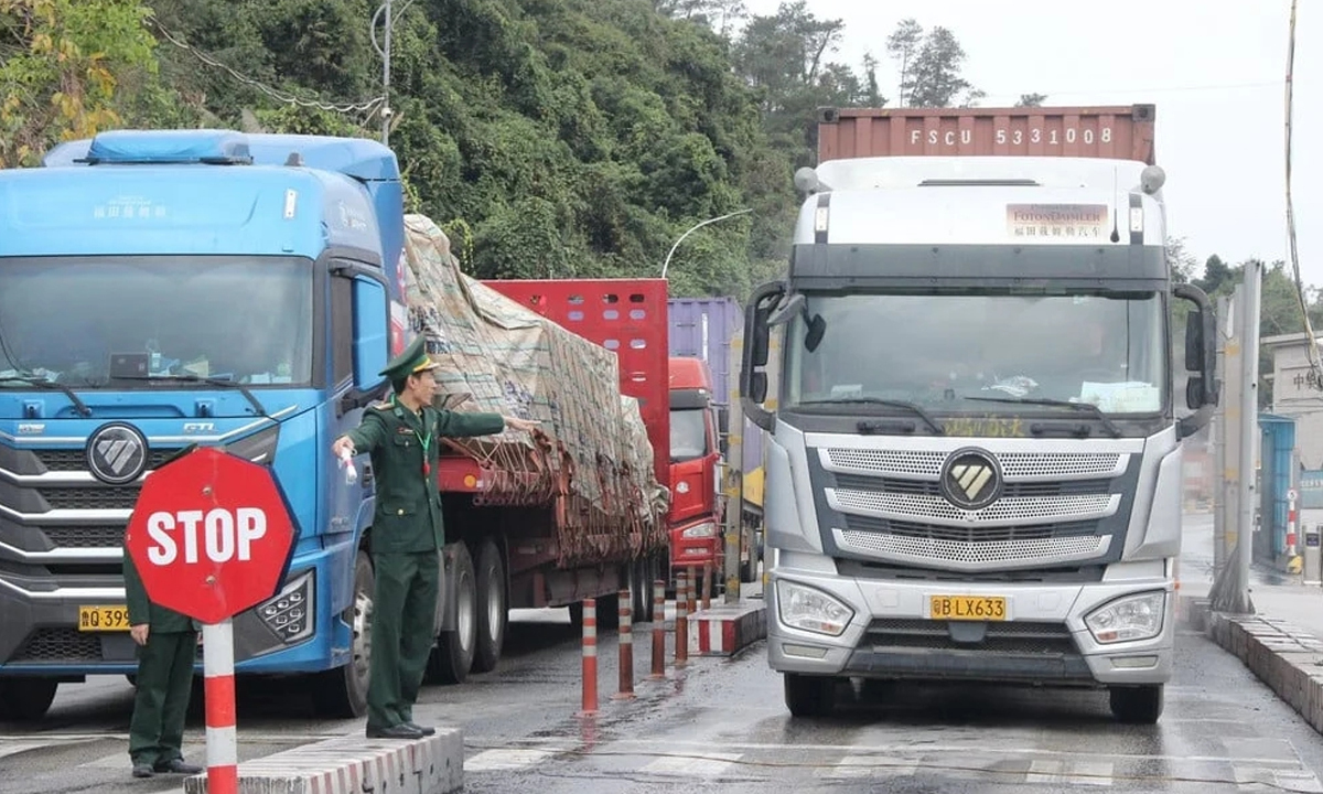 Sau chỉ đạo quyết liệt của Chính phủ và sự vào cuộc khẩn trương của các bộ, ngành, tình trạng ùn tắc hàng hóa tại một số cửa khẩu cơ bản được tháo gỡ.