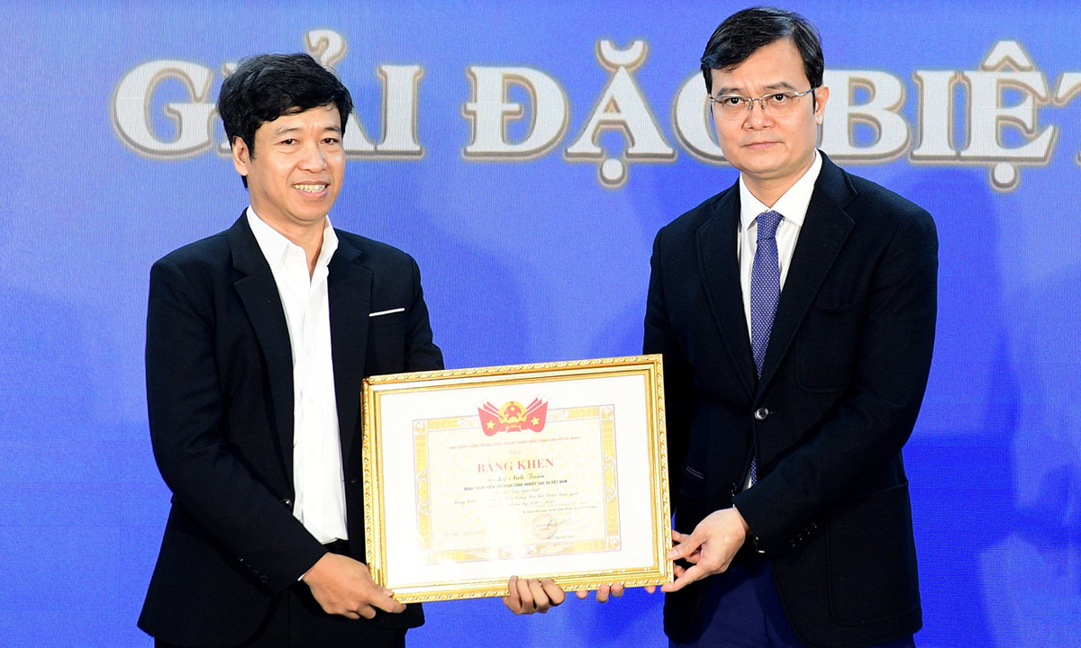 Ông Bùi Quang Huy, Bí thư thứ nhất Trung ương Đoàn Thanh niên Cộng sản Hồ Chí Minh, trao Bằng khen của Ban Chấp hành Trung ương Đoàn cho tác giả Lý Anh Tuấn đoạt giải Đặc biệt.