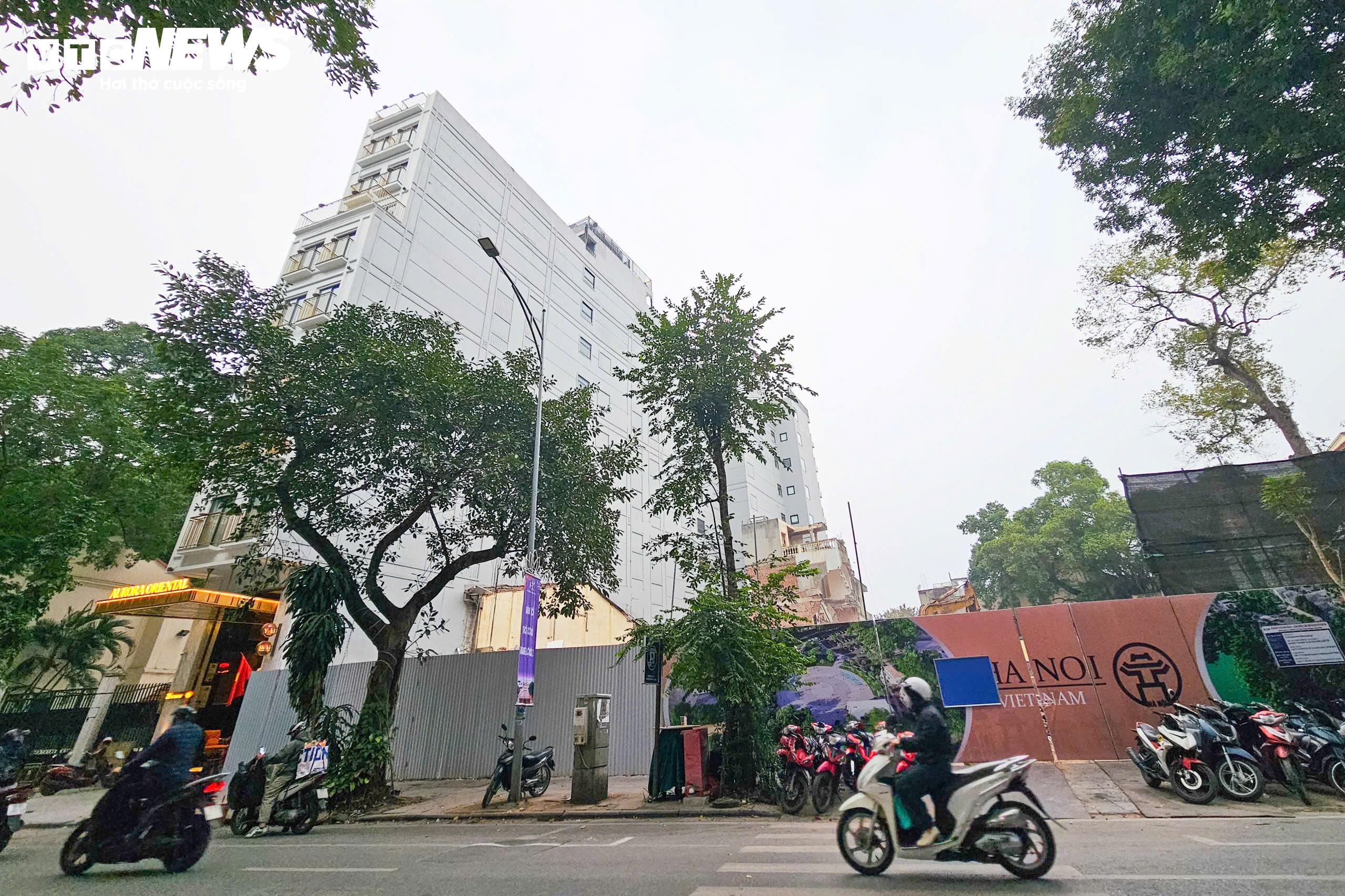 Đáng chú ý, tại khu vực dự án vẫn còn một số công trình chưa tháo dỡ hoàn toàn. Một khách sạn cao 10 tầng tại vị trí đắc địa trên phố Lý Thái Tổ, nằm trong diện di dời, hiện vẫn duy trì hoạt động bình thường.