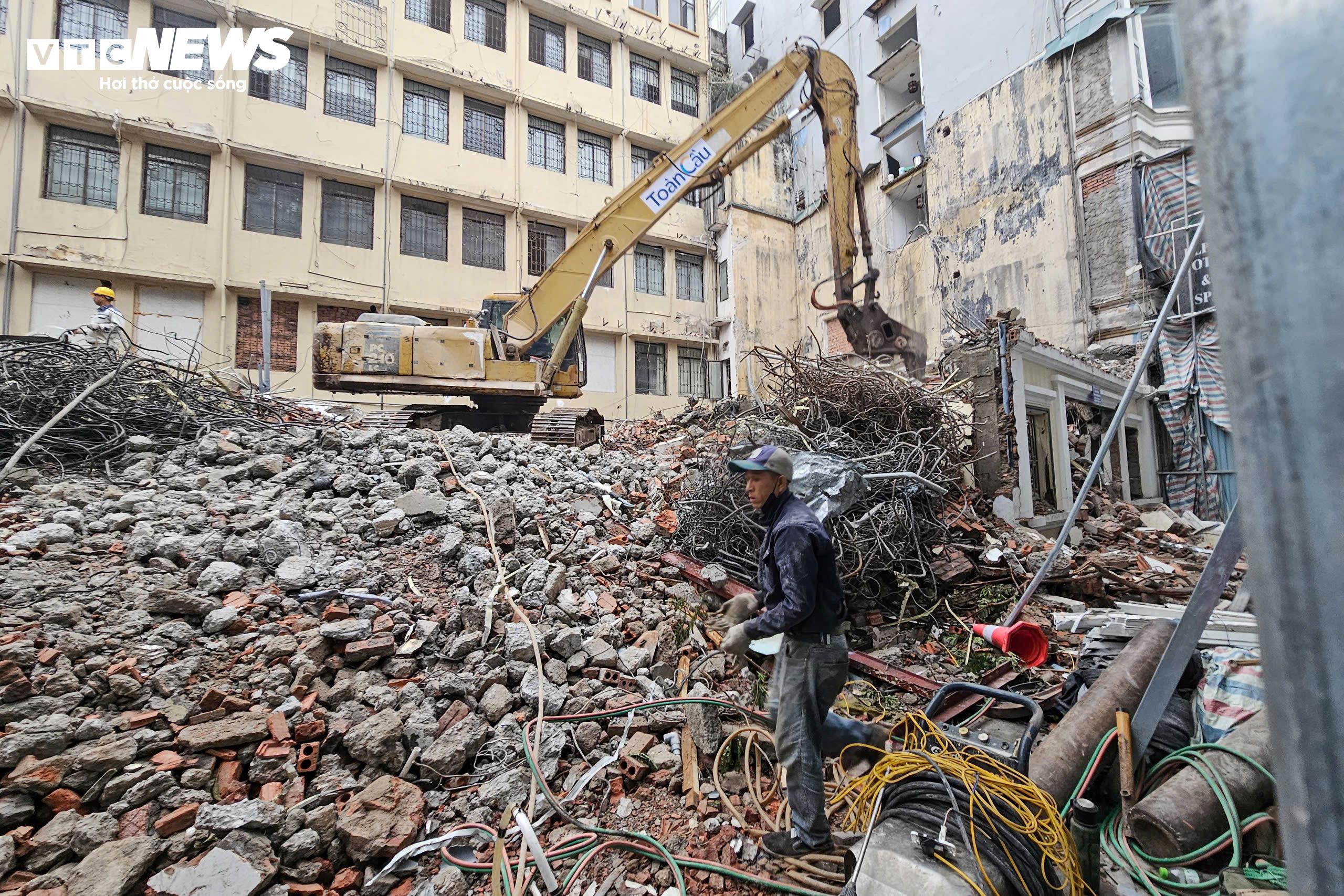 Bà Lê Thị Nụ, người dân phố Lò Sũ, cho biết bà đánh giá cao cách làm quyết liệt, nhanh gọn của chính quyền trong quá trình triển khai dự án. "Nhiều ngôi nhà tại đây đã được xây dựng từ lâu, kết cấu xuống cấp, trong khi việc sửa chữa, cải tạo gặp không ít khó khăn, nên việc quy hoạch, sắp xếp lại không gian đô thị là phù hợp với định hướng phát triển chung của thành phố", bà Nụ chia sẻ.