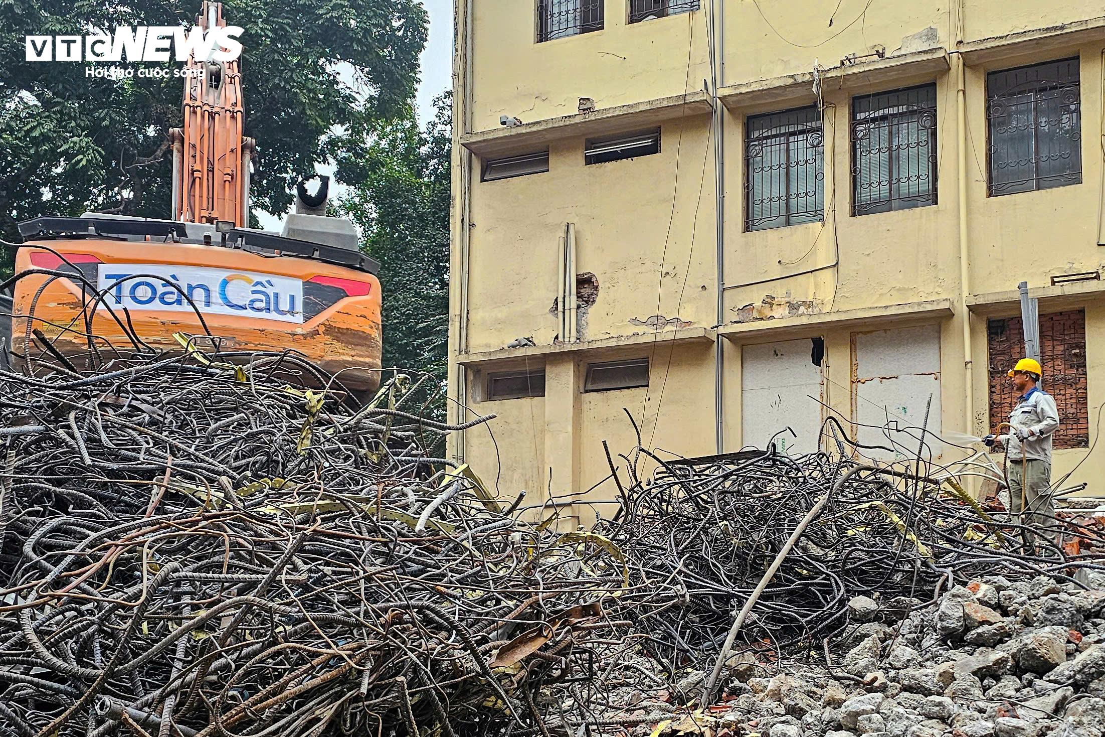 Khu vực công trường được quây tôn kín, lực lượng công nhân thường xuyên phun nước nhằm giảm thiểu bụi phát sinh trong quá trình thi công, đảm bảo an toàn và vệ sinh môi trường cho khu vực trung tâm đông người qua lại.