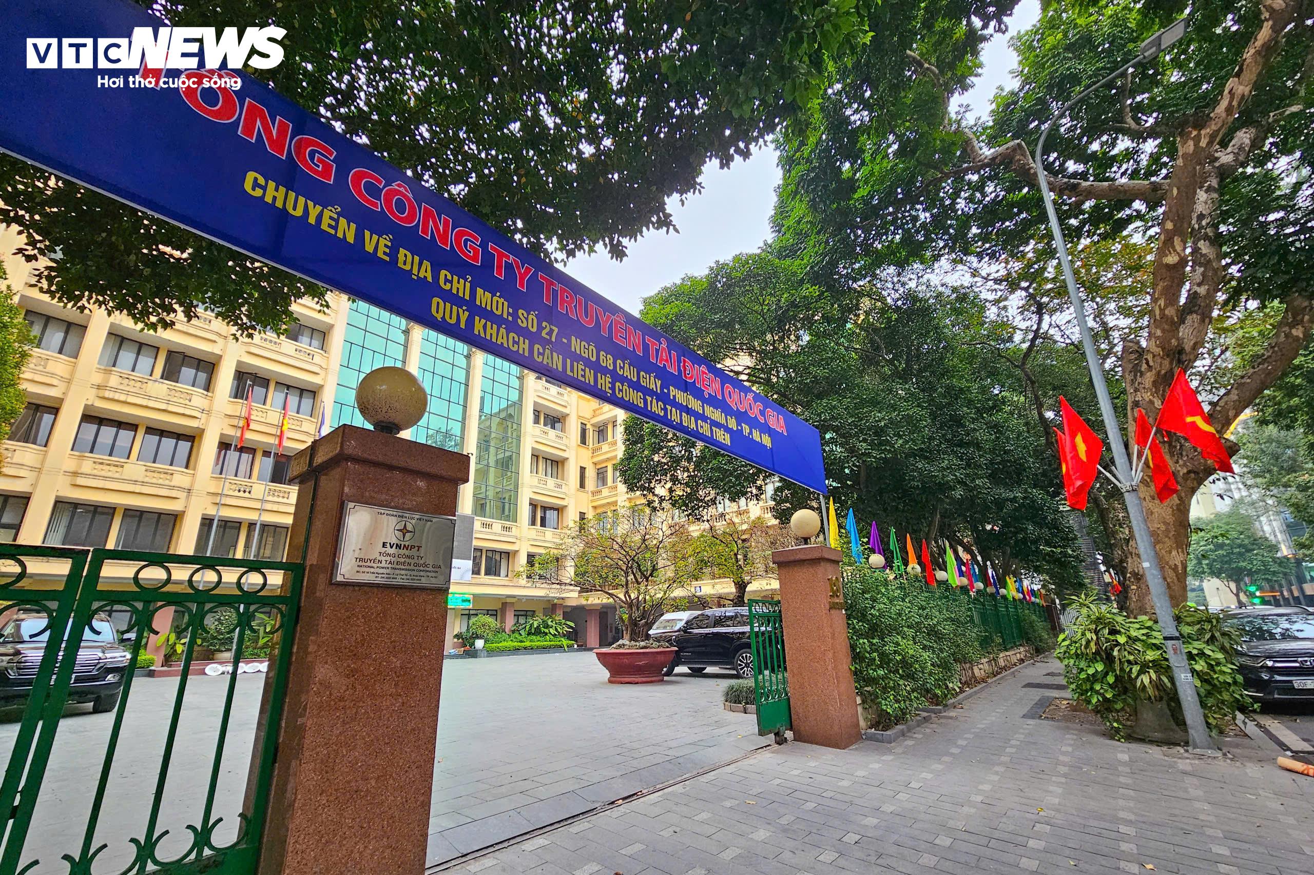 Dọc các tuyến phố Lý Thái Tổ, Đinh Tiên Hoàng, Trần Nguyên Hãn, nhiều trụ sở cơ quan, đơn vị nằm trong diện di dời đang thi công phá dỡ, tháo biển hiệu và niêm yết công khai thông báo về việc chuyển địa điểm làm việc mới.