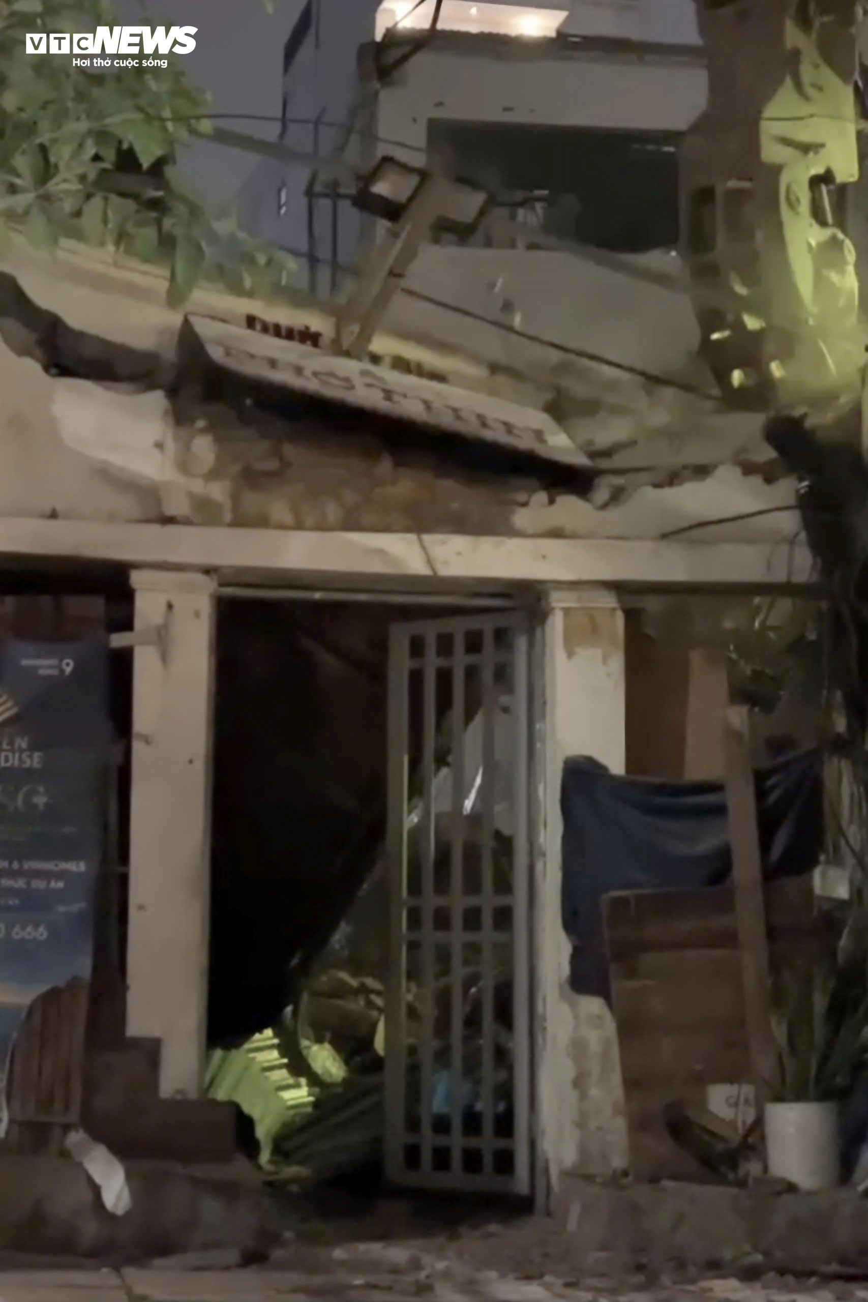 Trong số các cơ sở kinh doanh nằm trong diện di dời, quán phở Thìn Bờ Hồ tại số 61 Đinh Tiên Hoàng hoàn tất việc chuyển đi, mặt bằng cũ hiện đã được phá dỡ để phục vụ dự án. (Ảnh cơ sở được phá dỡ vào tối 20/1).