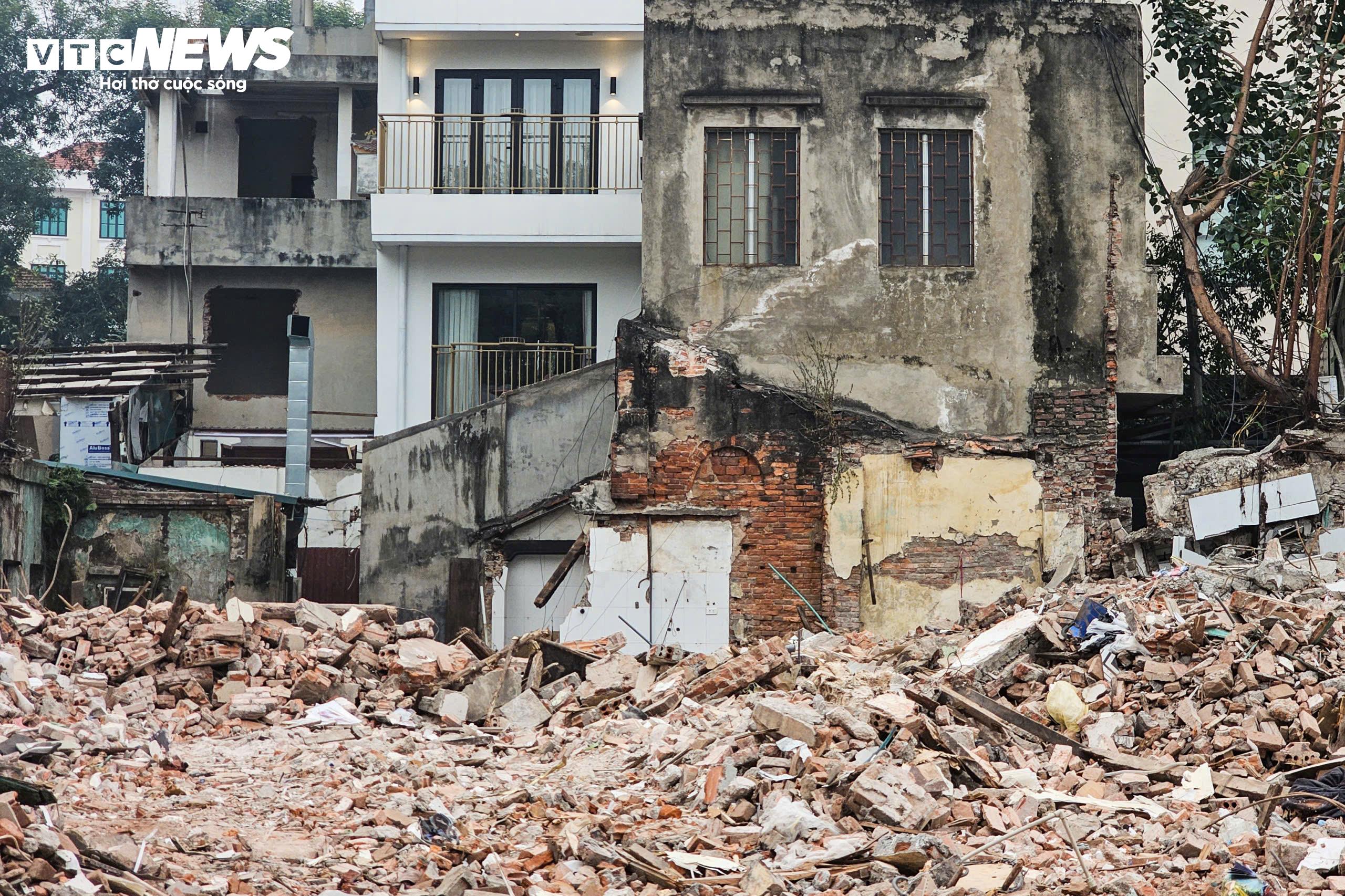 Chia sẻ với phóng viên, chủ quán phở Thìn Bờ Hồ cho biết, việc rời địa chỉ cũ khiến gia đình không khỏi tiếc nuối, bởi nơi đây đã góp phần tạo dựng thương hiệu và lượng khách quen suốt nhiều năm qua. “Nhiều lúc mình vẫn đi theo thói quen về địa chỉ cũ. Tuy nhiên, gia đình đã thống nhất chấp hành chủ trương chung và chuyển hoạt động kinh doanh sang cơ sở mới", chủ quán chia sẻ.