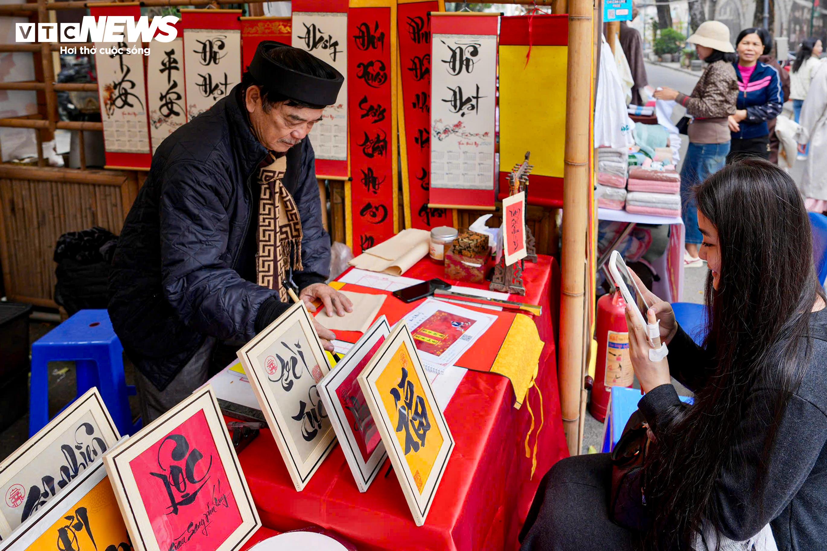 Khu vực phố bích họa Phùng Hưng có khoảng 30 gian hàng giới thiệu sản phẩm thủ công mỹ nghệ, làng nghề truyền thống, tranh dân gian và các mô hình tiểu cảnh.