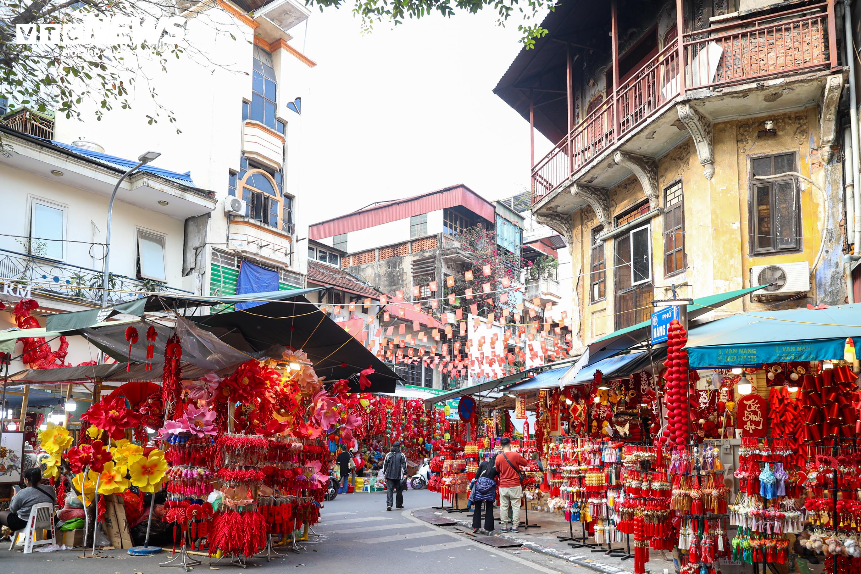 Cùng thời điểm này, phố Hàng Mã cũng rực rỡ sắc đỏ - vàng với hàng trăm món đồ trang trí Tết.