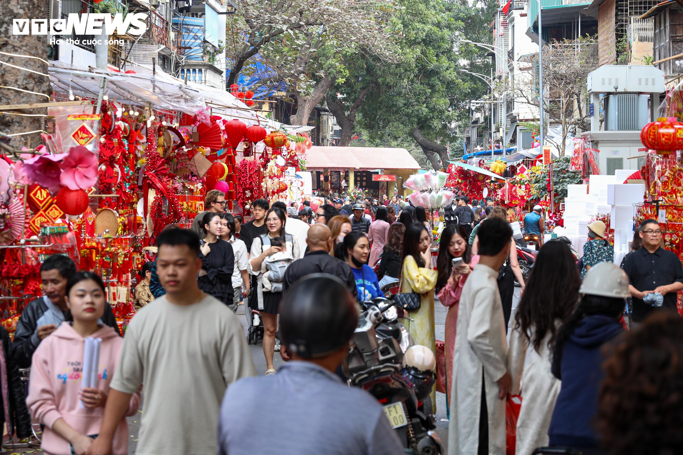 Chợ hoa Hàng Lược hình thành từ đầu thế kỷ XX, được xem là phiên chợ hoa lâu đời nhất Hà Nội. Chợ chỉ họp một lần trong năm, thường diễn ra từ khoảng ngày 15 đến 30 tháng Chạp, nổi bật với sắc đào, quất cùng các mặt hàng trang trí Tết truyền thống.