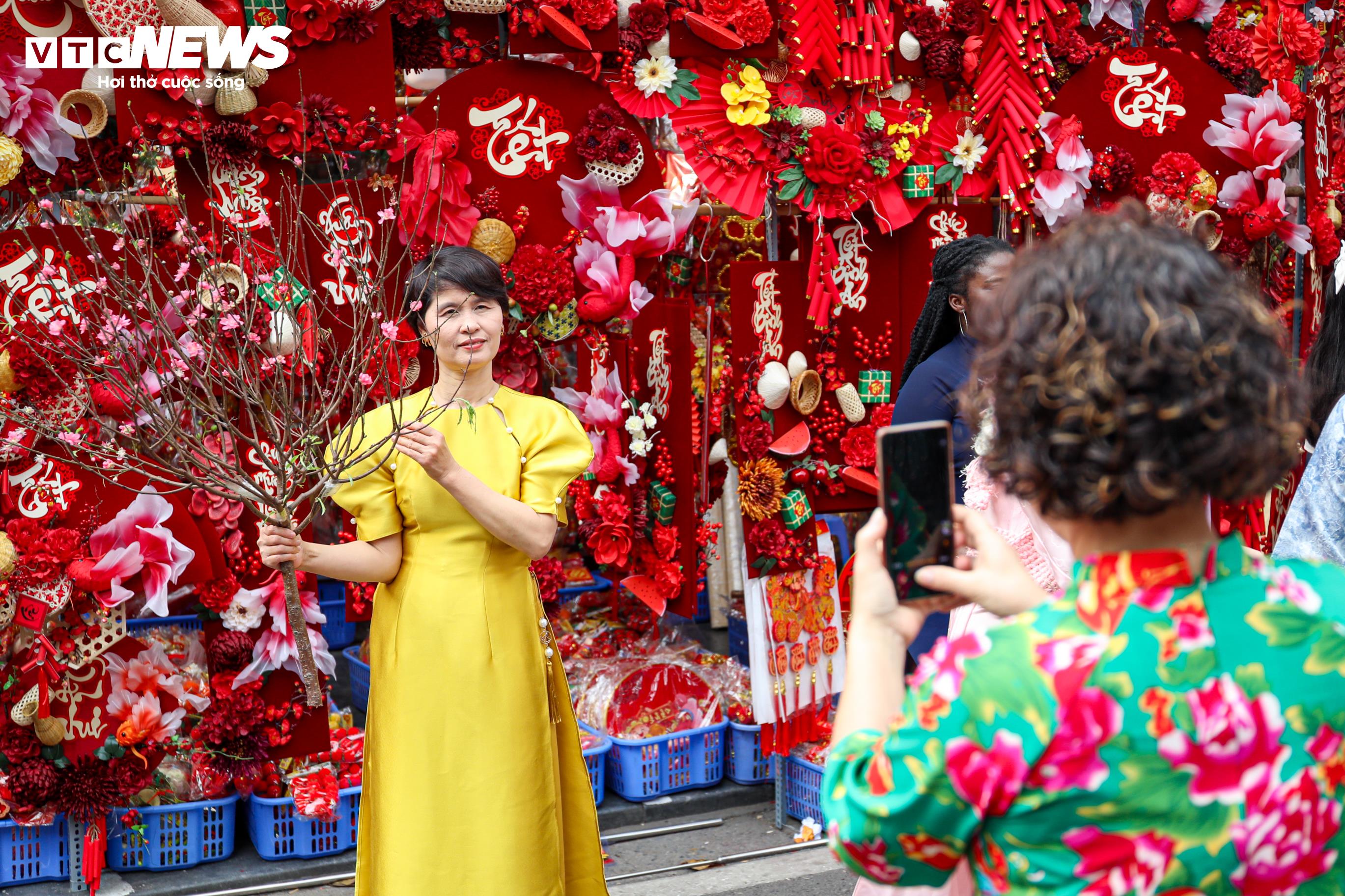 Khám phá phiên chợ lâu đời nhất Hà Nội, mỗi năm mở bán một lần - 19