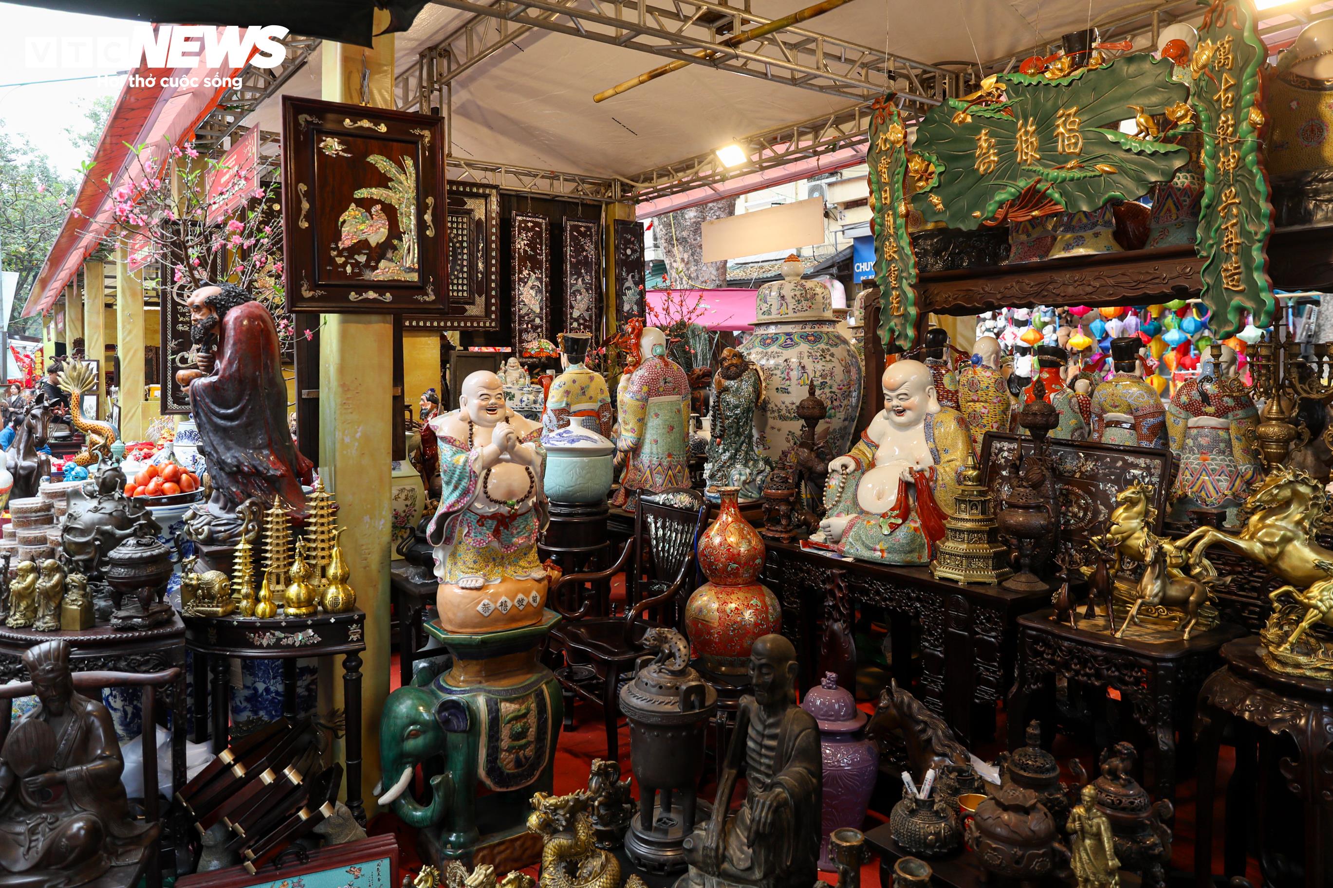 Một trong những điểm nhấn thu hút đông người ghé thăm là khu “Phố xưa” tại ngã tư Hàng Lược - Hàng Mã. Không gian này được dựng lại với các quầy hàng mang dáng dấp cũ, bảng hiệu viết tay, đồ vật giả cổ… gợi nhắc khung cảnh buôn bán nhộn nhịp của Hà Nội xưa.