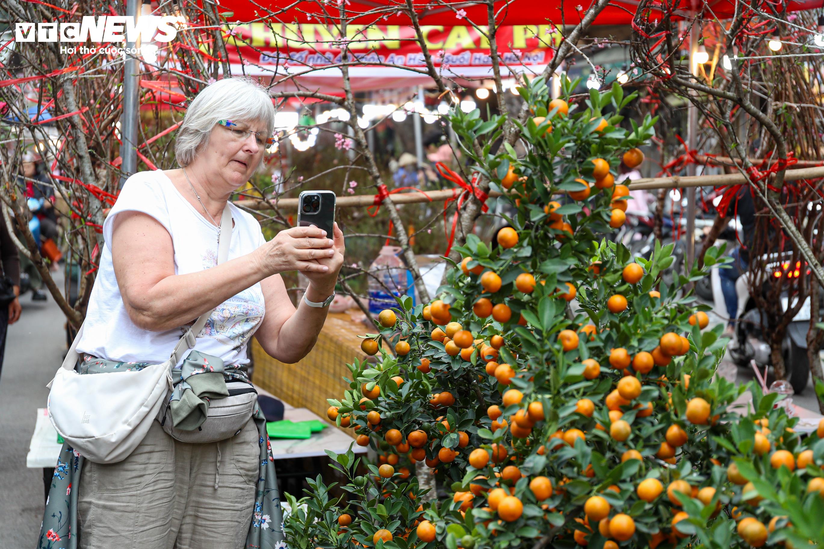 Khám phá phiên chợ lâu đời nhất Hà Nội, mỗi năm mở bán một lần - 10