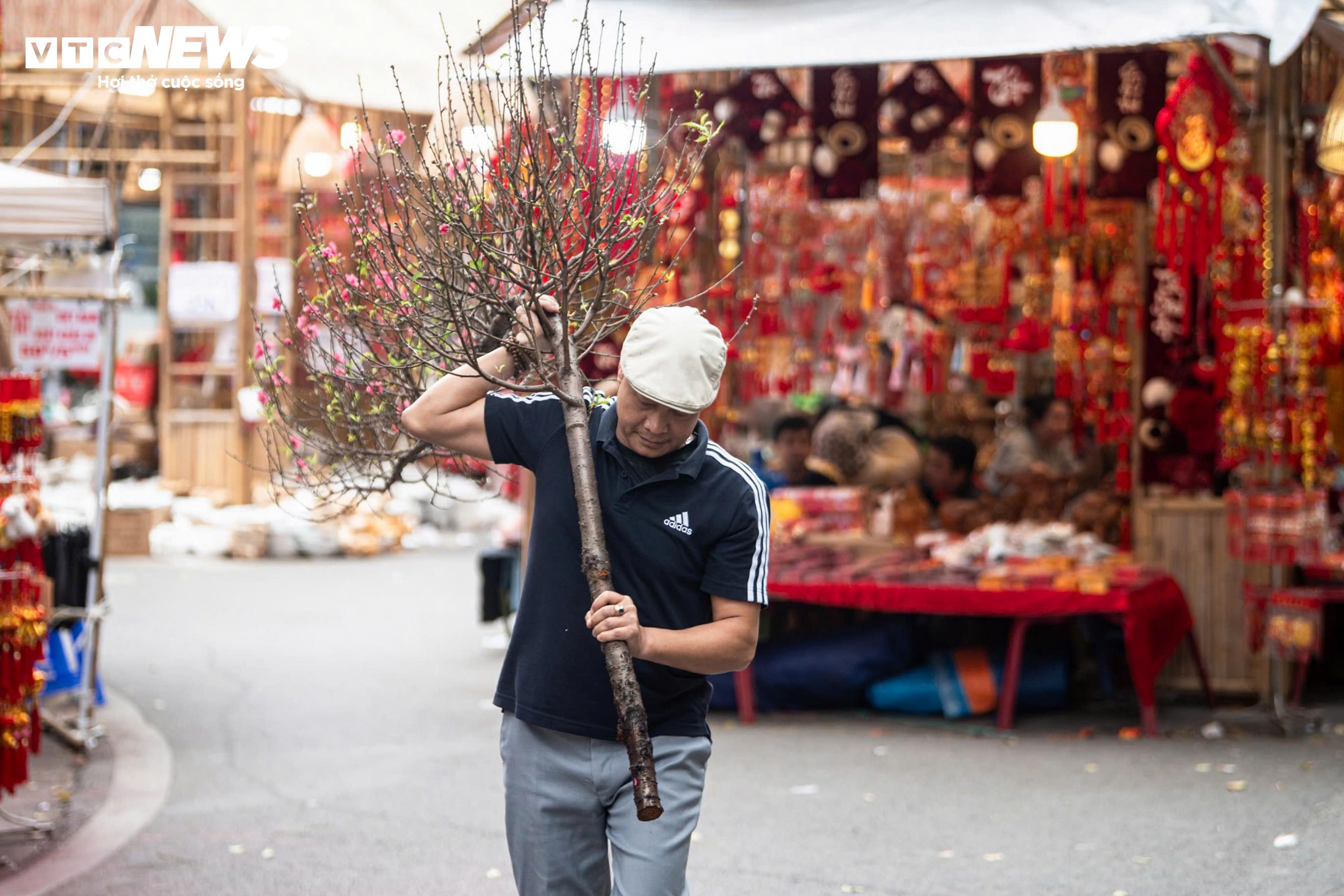 Ông Hùng (ở Hà Nội) cho biết, với nhiều người, đi chợ hoa Hàng Lược trở thành thói quen không thể thiếu mỗi dịp cuối năm. “Có khi không mua gì, chỉ đi một vòng để ngắm, để cảm nhận mùi hương trầm, mùi hoa và thấy không khí Tết xưa trở lại. Năm nay, chợ đông sớm hơn, nhìn vui lắm”, ông nói.