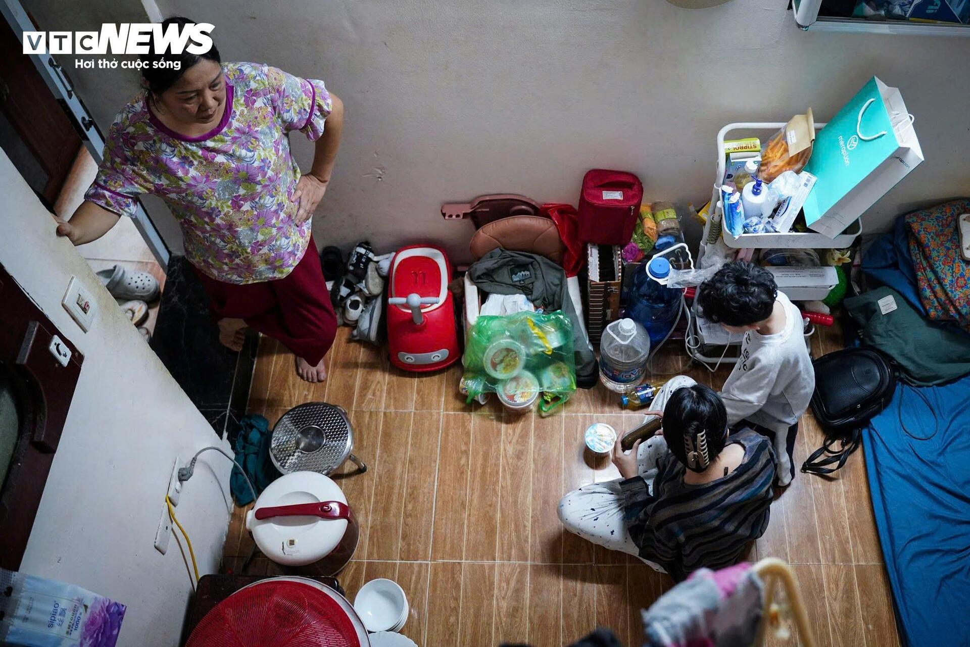 Căn hộ cũ ven Hồ Gươm của gia đình bà Trần Thị Tuyết – nơi ba thế hệ cùng sinh sống trong không gian chật hẹp trước khi thực hiện di dời.