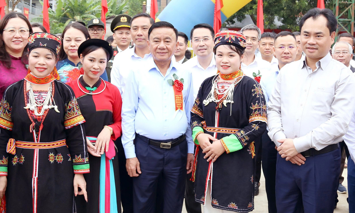 Thường trực Ban Bí thư Trần Cẩm Tú dự Ngày hội đại đoàn kết toàn dân tộc với Nhân dân tỉnh Lào Cai hồi tháng 11/2025.