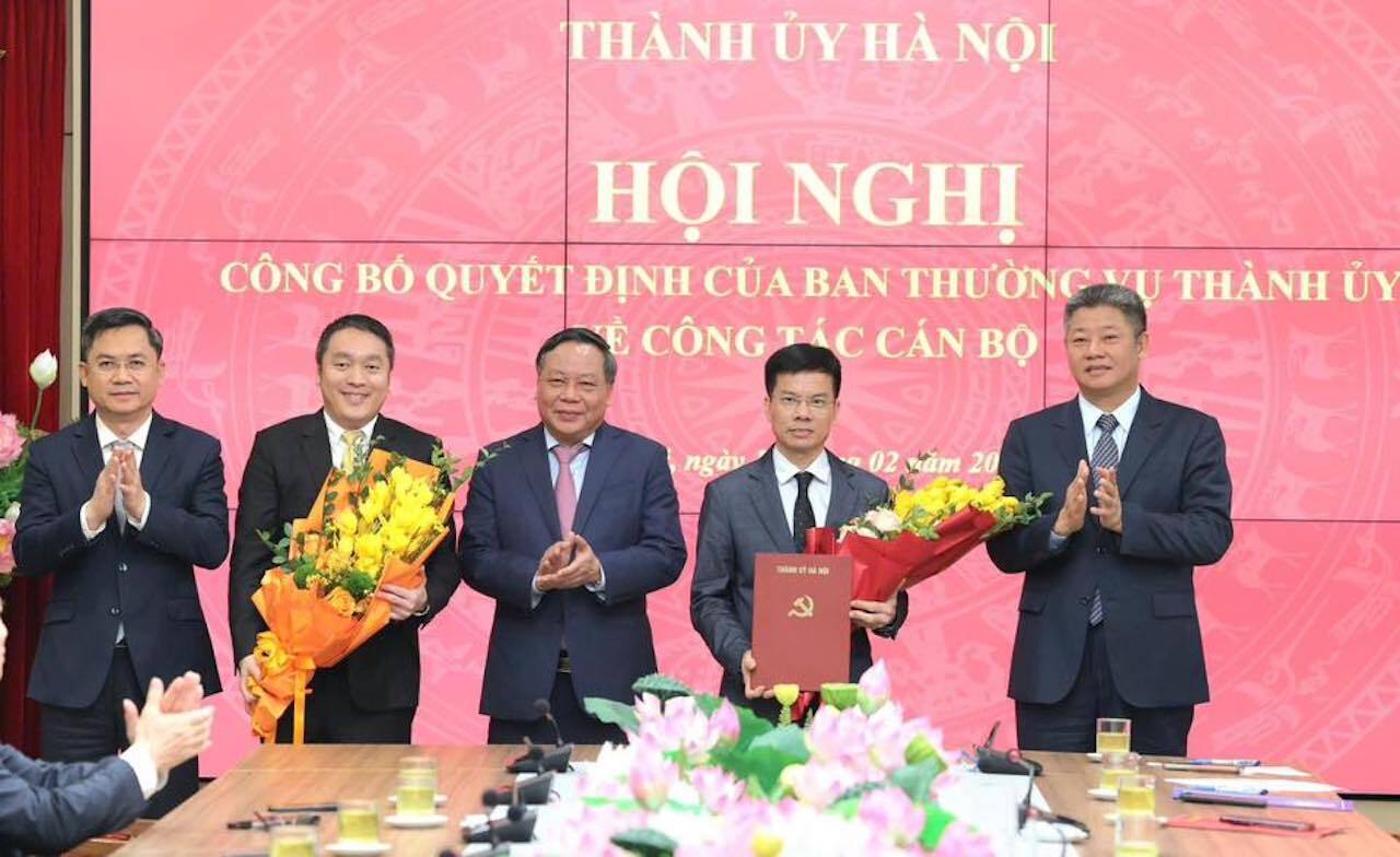 Lãnh đạo Thành ủy Hà Nội trao quyết định và tặng hoa chúc mừng các cán bộ được bổ nhiệm.