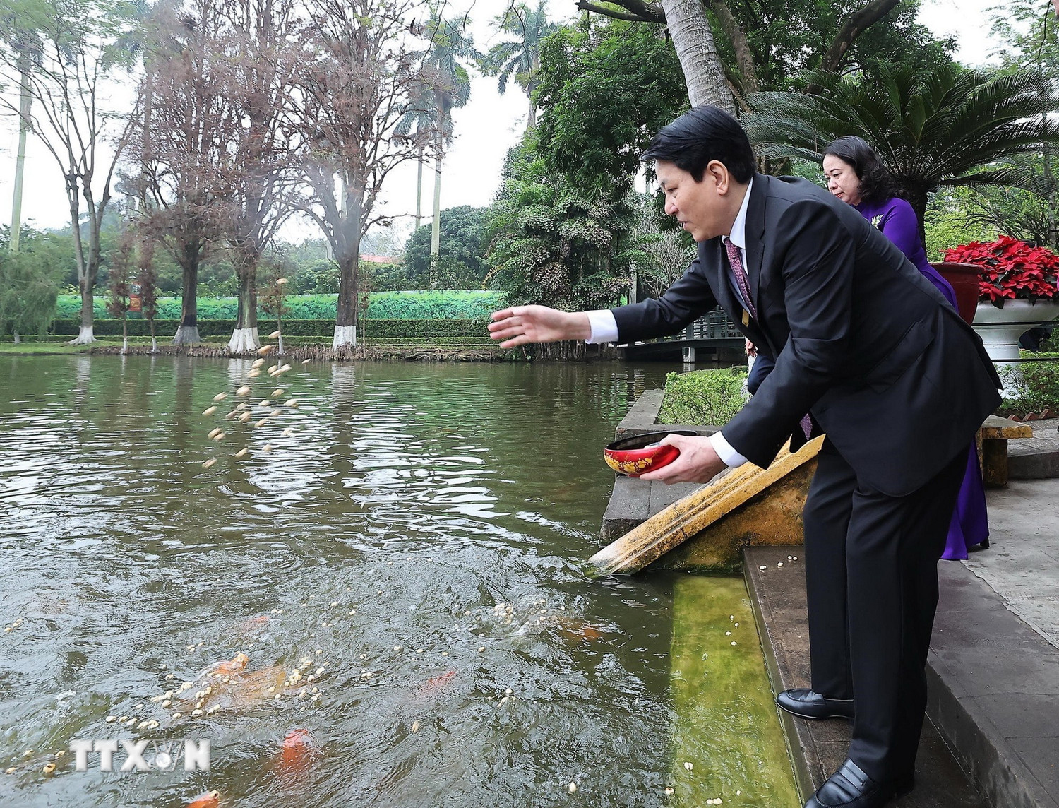 Chủ tịch nước Lương Cường và Phó Chủ tịch nước Võ Thị Ánh Xuân cho cá ăn tại Ao cá Bác Hồ, Khu di tích Chủ tịch Hồ Chí Minh trong Phủ Chủ tịch. (Ảnh: TTXVN)