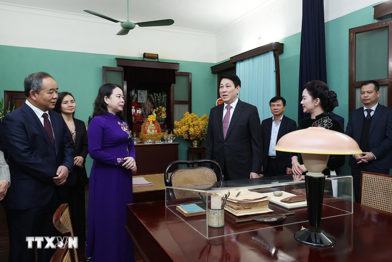 Chủ tịch nước Lương Cường, Phó Chủ tịch nước Võ Thị Ánh Xuân và các đại biểu tại Nhà 67, Khu Di tích Chủ tịch Hồ Chí Minh trong Phủ Chủ tịch. (Ảnh: TTXVN)