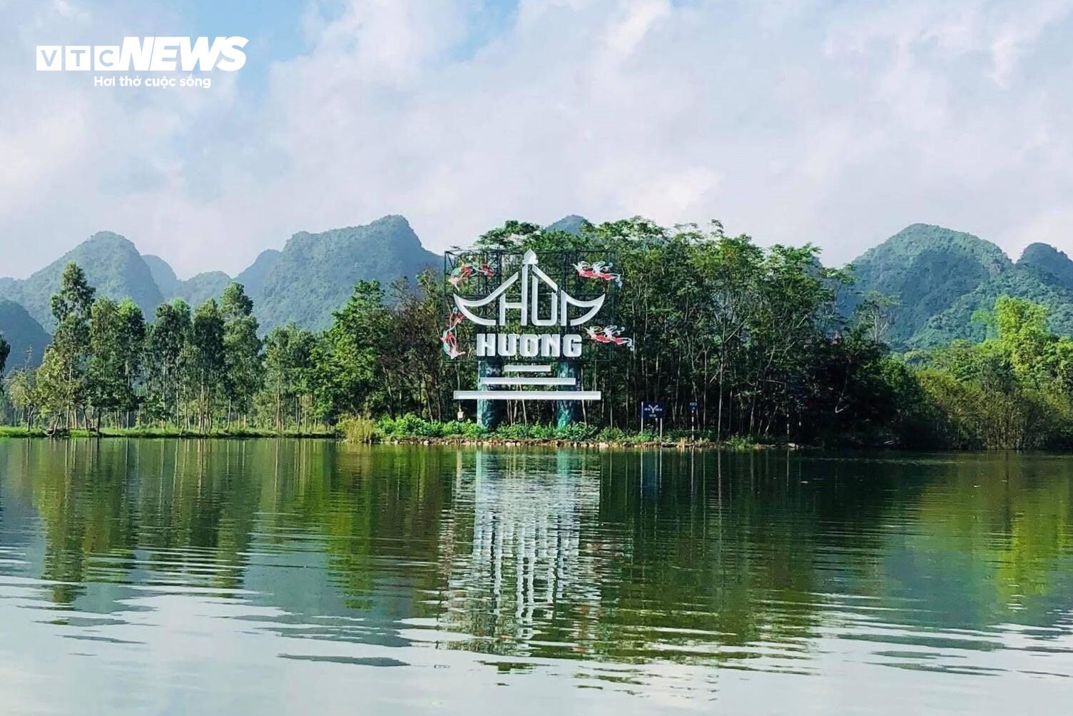 Lễ hội truyền thống du lịch chùa Hương gắn với mùa lễ hội xuân hằng năm và là điểm du lịch tâm linh hàng đầu cả nước nhiều năm qua. Năm 2026, lễ hội diễn ra từ ngày 18/2 đến 11/5 (mùng 2 Tết đến 25/3 năm Bính Ngọ).