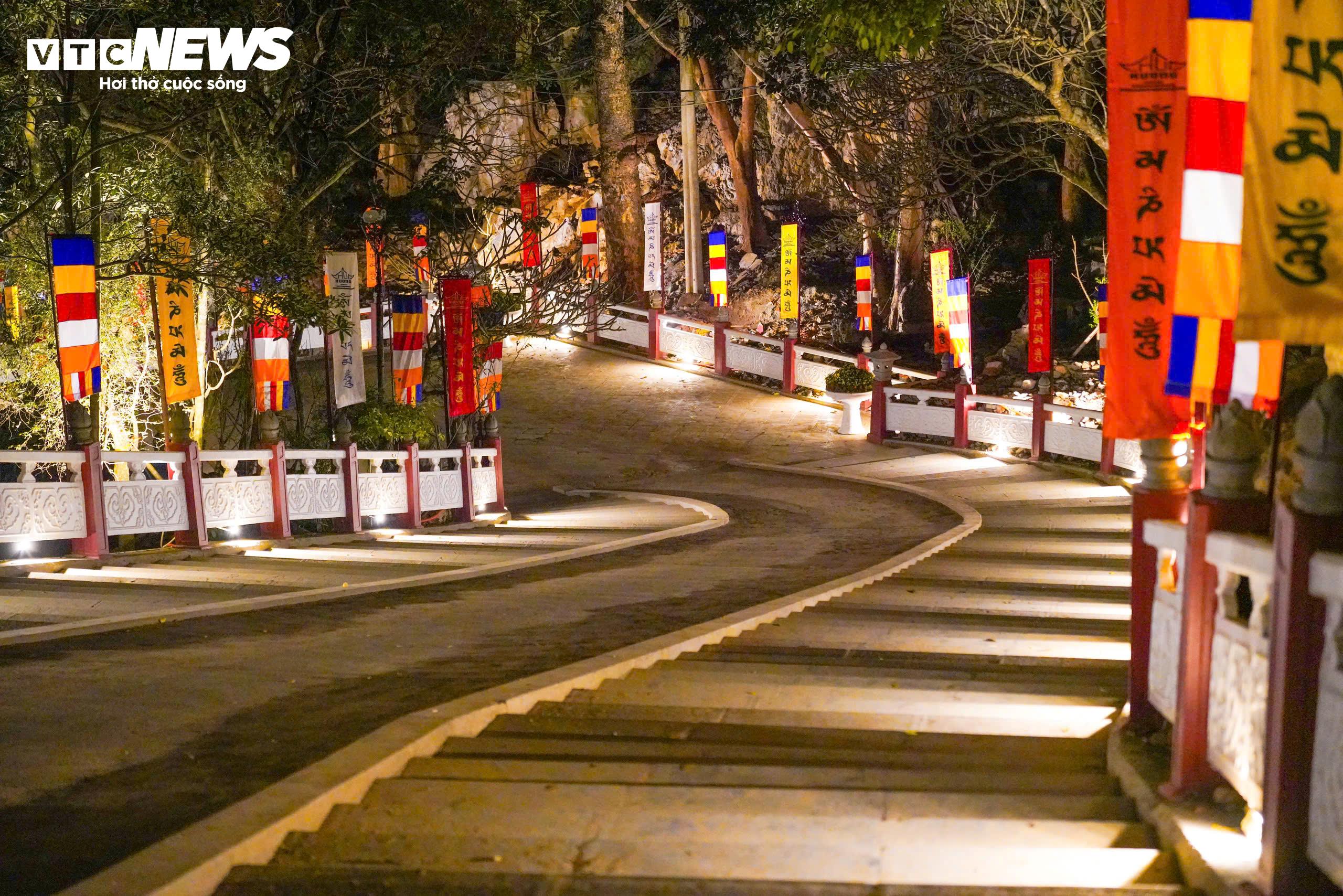 Đường từ bến thuyền lên chùa Thiên Trù được chỉnh trang, mở rộng sạch sẽ, gọn gàng.