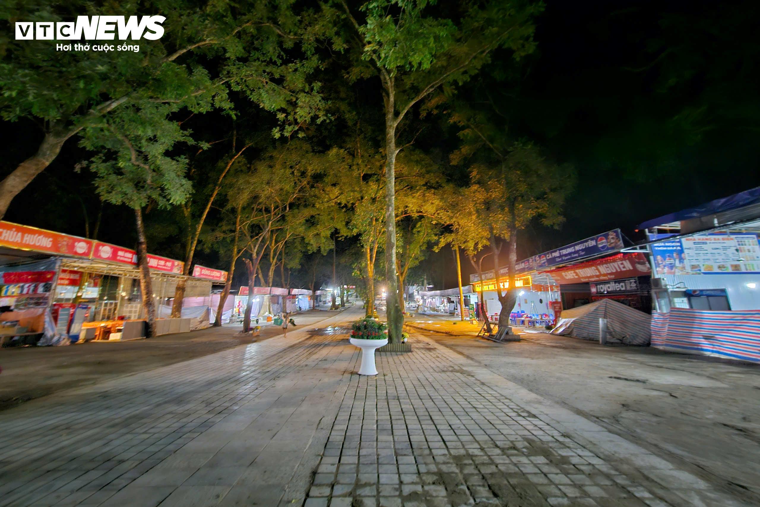 Đồng thời, địa phương kiên quyết chấm dứt tình trạng bán hàng rong, xóa bỏ các điểm bán tạm, nhếch nhác gây mất mỹ quan, trả lại không gian gọn gàng, văn minh cho khu di tích.