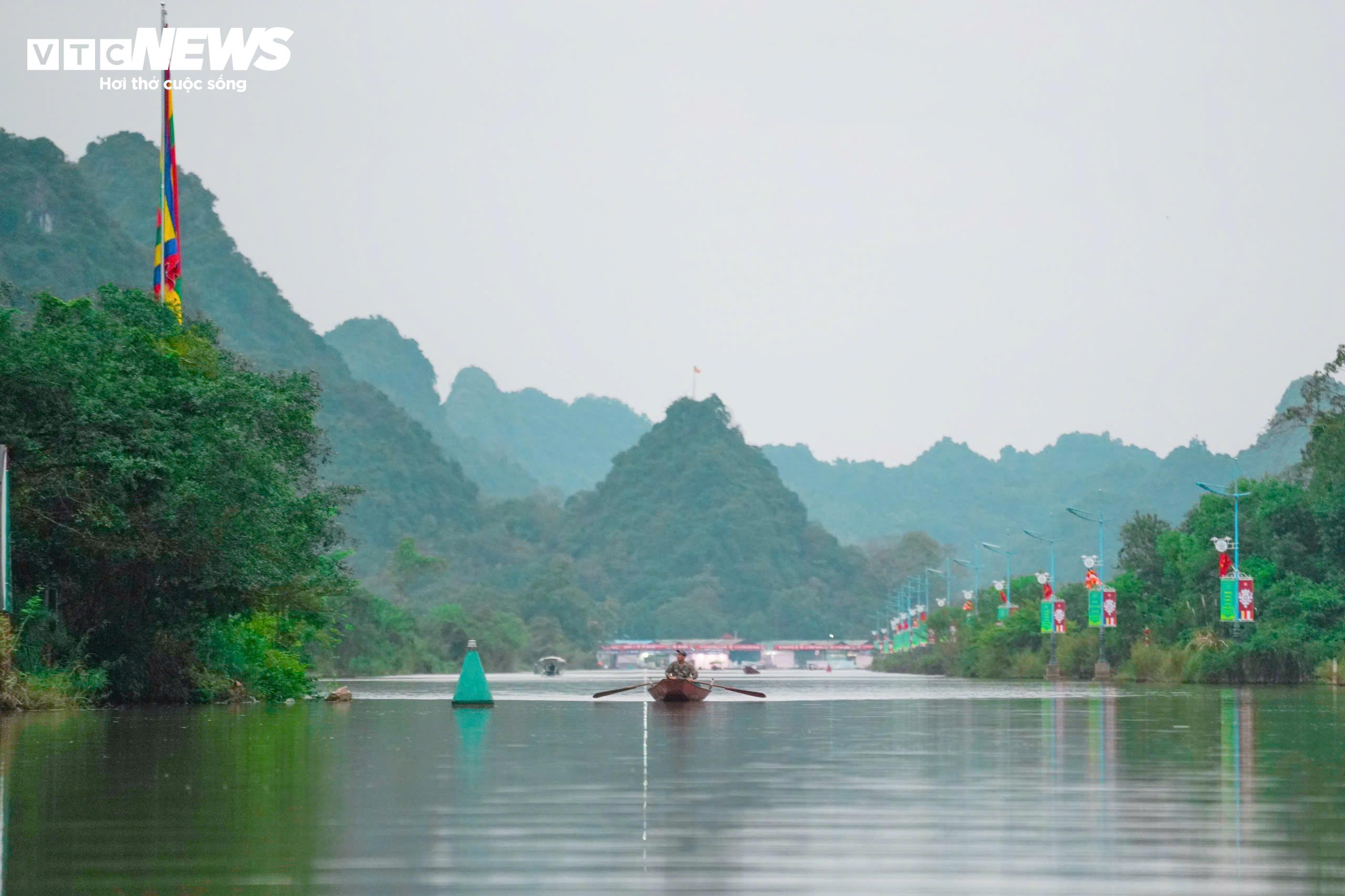 Trước ngày khai hội, khi dòng người còn chưa đông đúc, Chùa Hương hiện lên với sự tĩnh lặng hiếm có. Sự thay đổi thể hiện ở việc hạ tầng được chỉnh trang, hoạt động kinh doanh và dịch vụ được đưa vào khuôn khổ, cùng với sự phối hợp của người dân địa phương trong thực hiện các quy định mới, hướng tới mục tiêu xây dựng quần thể di tích trở thành điểm đến ổn định, văn minh và khai thác hiệu quả quanh năm.
