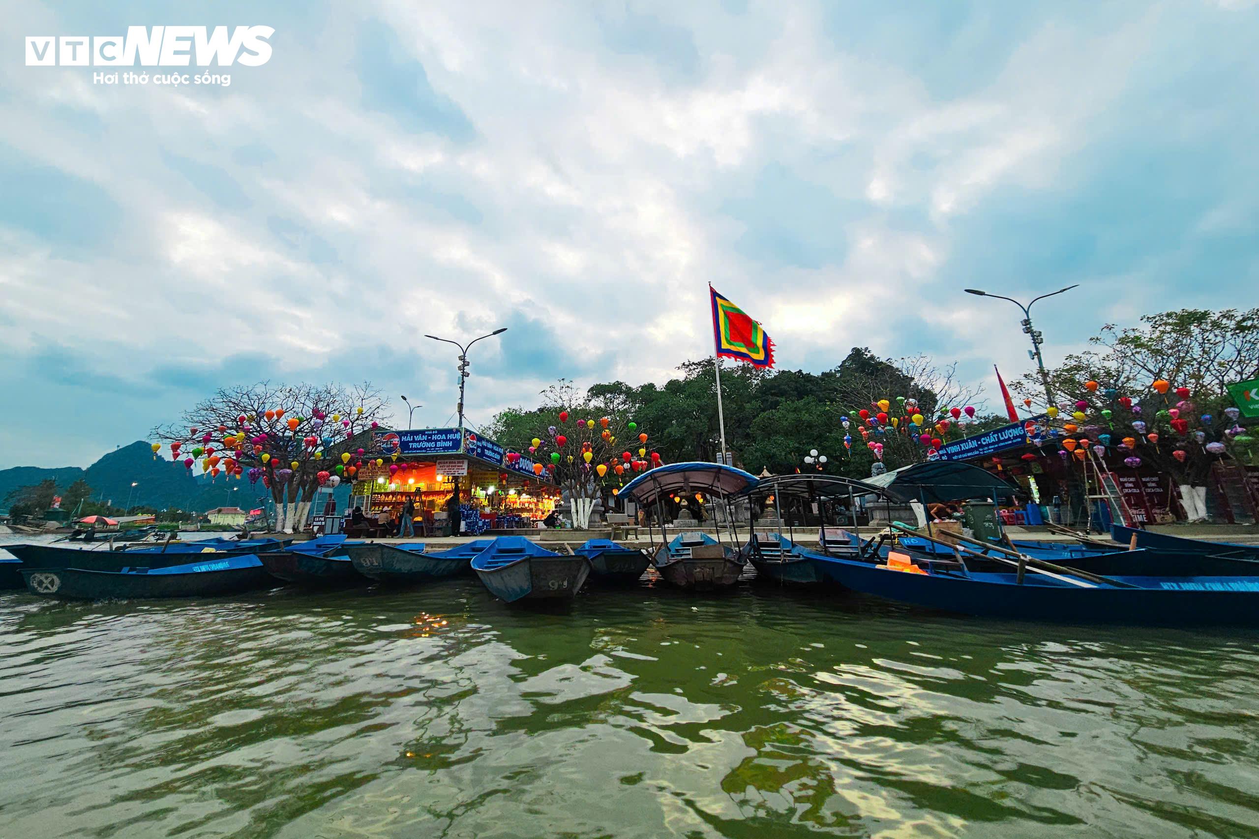 Trước thềm khai hội xuân, Chùa Hương khoác lên mình diện mạo khác lạ. Những dãy hàng quán từng san sát dọc lối lên chùa Thiên Trù, động Hương Tích nay đã được tháo dỡ, trả lại không gian thoáng rộng cho cảnh quan non nước.