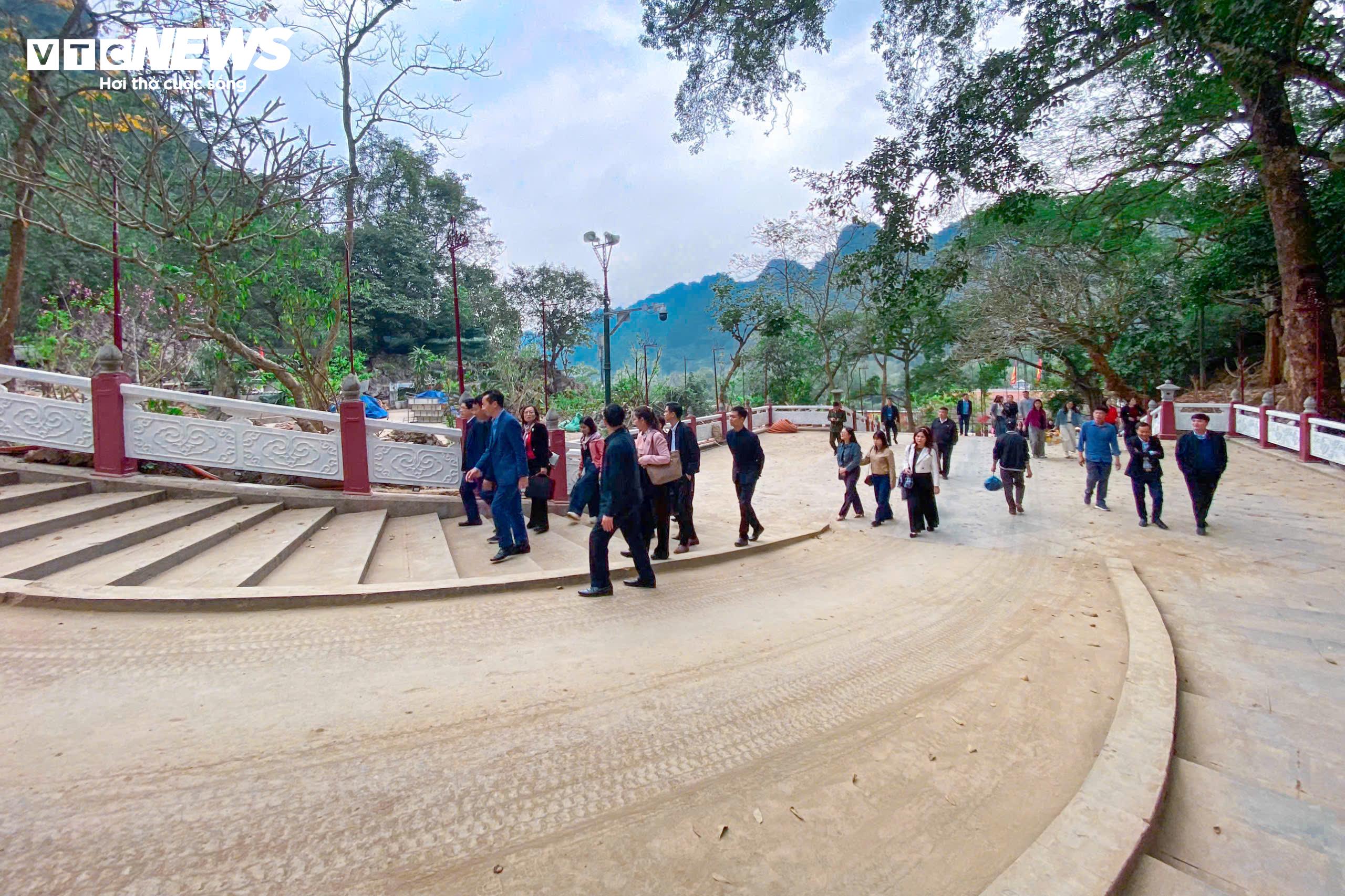 Theo thống kê, tại quần thể khu di tích có 115 trường hợp thuộc diện phải chỉnh trang, giải tỏa, trong đó nhiều hộ tự giác tháo dỡ, các trường hợp còn lại được vận động đảm bảo đồng thuận, an ninh trật tự. Đồng thời 140 hộ kinh doanh trong khu vực nội tự đã hoàn tất tháo dỡ, bàn giao mặt bằng để Ban Quản lý trồng cây, sắp xếp lại dịch vụ, mở ra không gian thông thoáng giúp du khách thuận tiện ngắm cảnh, chụp ảnh và tận hưởng vẻ đẹp nguyên sơ của vùng non nước.