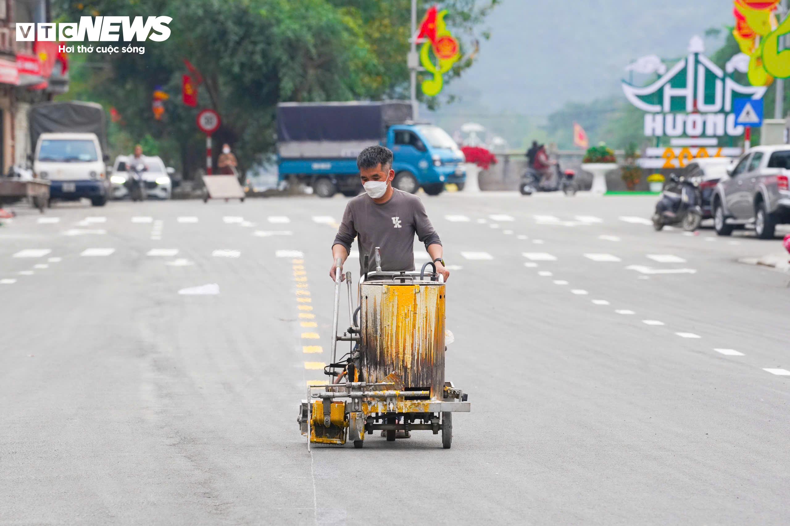 Không chỉ khu vực nội tự, tuyến đường dẫn vào Chùa Hương cũng được chỉnh trang, sơn kẻ lại vạch phân làn, biển báo nhằm tạo thuận lợi cho phương tiện và du khách di chuyển. Dọc hai bên đường, cờ, hoa được treo trang trọng, góp phần tạo diện mạo khang trang ngay từ cổng vào khu di tích.