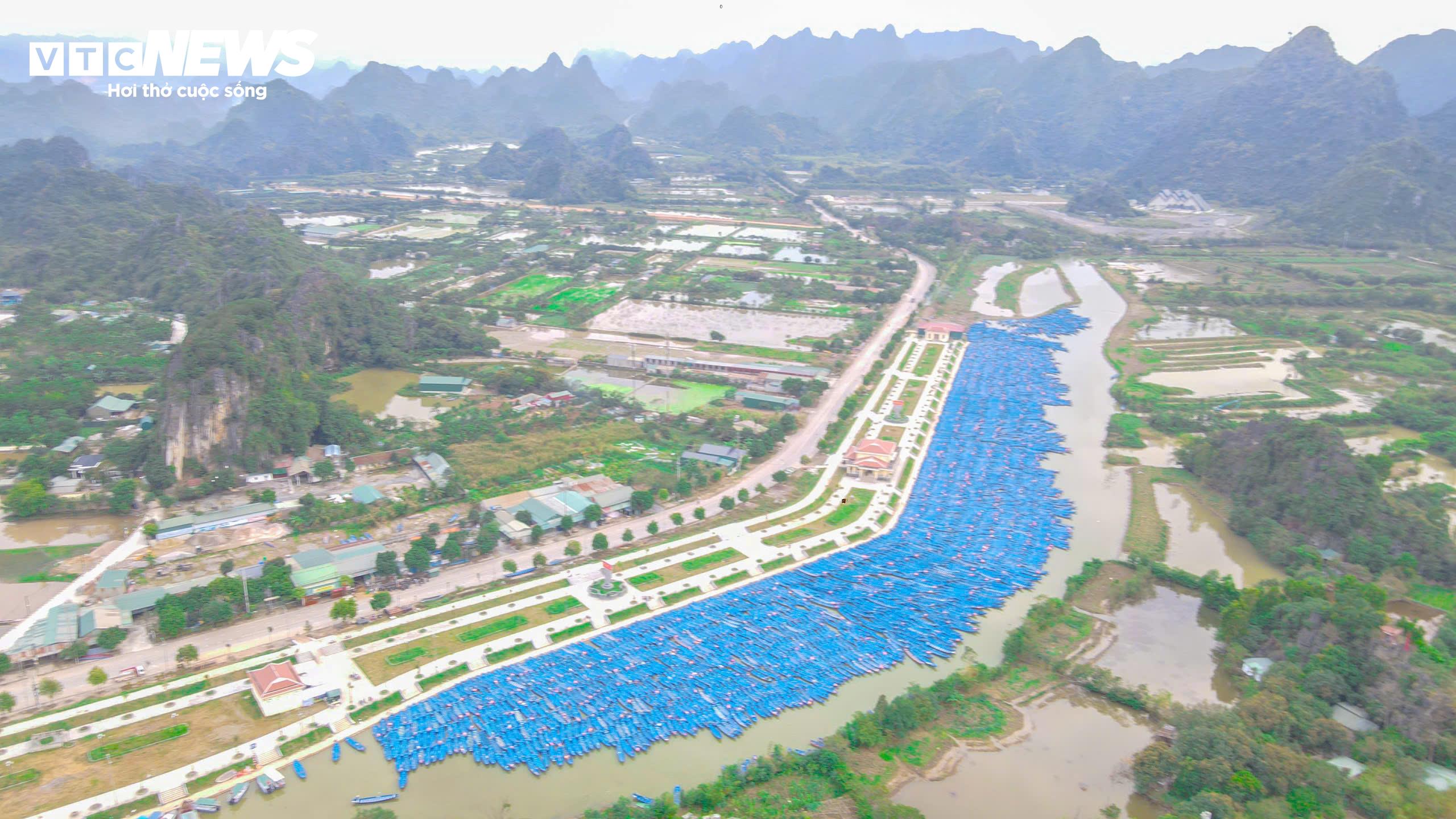 Hiện xã Hương Sơn quản lý hơn 1.000 thuyền, đò và gần 3.000 xuồng hoạt động trên suối Yến. Tất cả phương tiện đều được trang bị áo phao, thùng rác, gắn mã QR để tiếp nhận phản ánh của du khách.