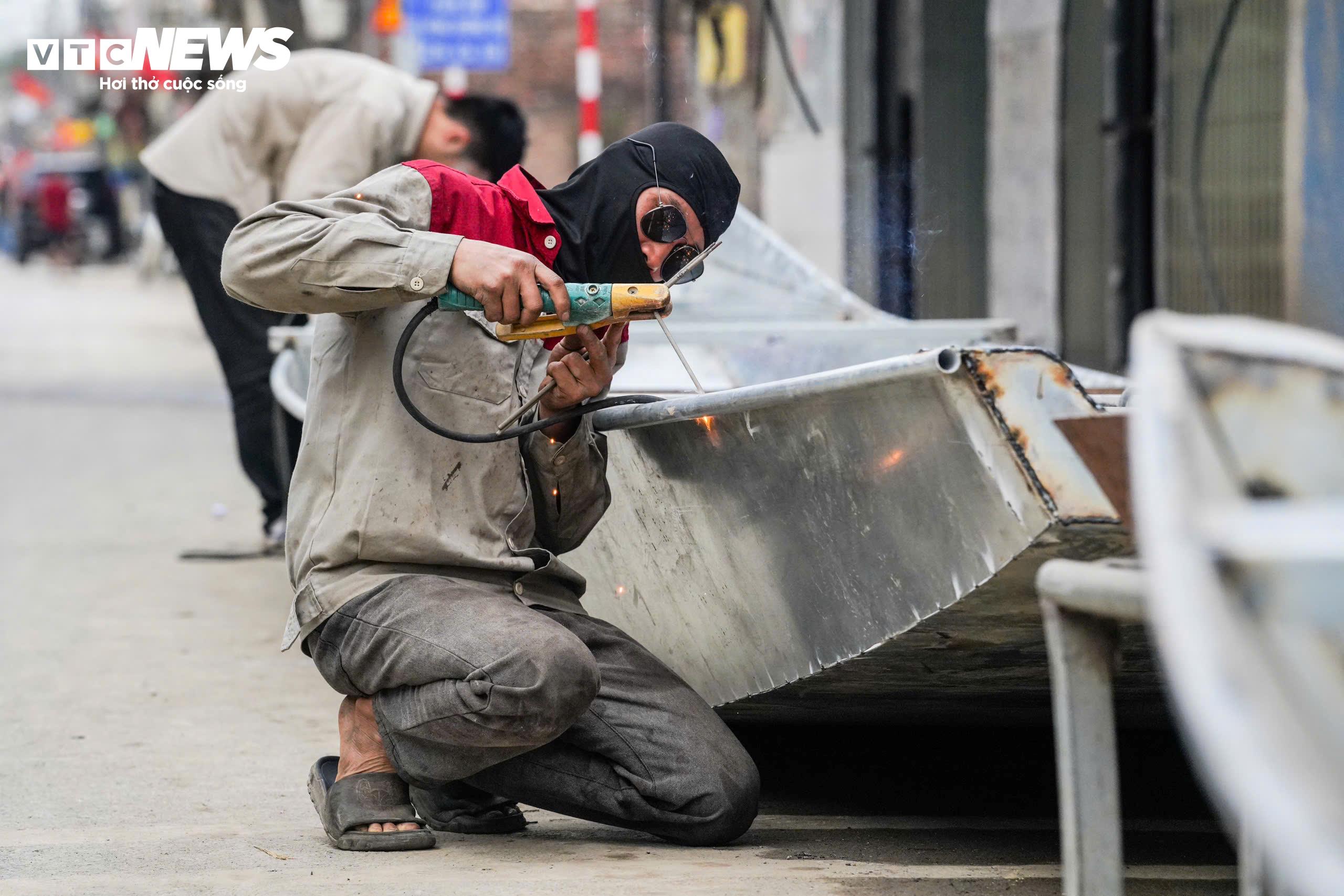 Những ngày này, tại khu vực đóng thuyền ở xã Hương Sơn, các cơ sở hoạt động liên tục từ sáng đến tối để kịp hoàn thiện phương tiện phục vụ lễ hội. Nhiều lao động tăng ca, đẩy nhanh tiến độ bàn giao thuyền cho người dân trước ngày khai hội.