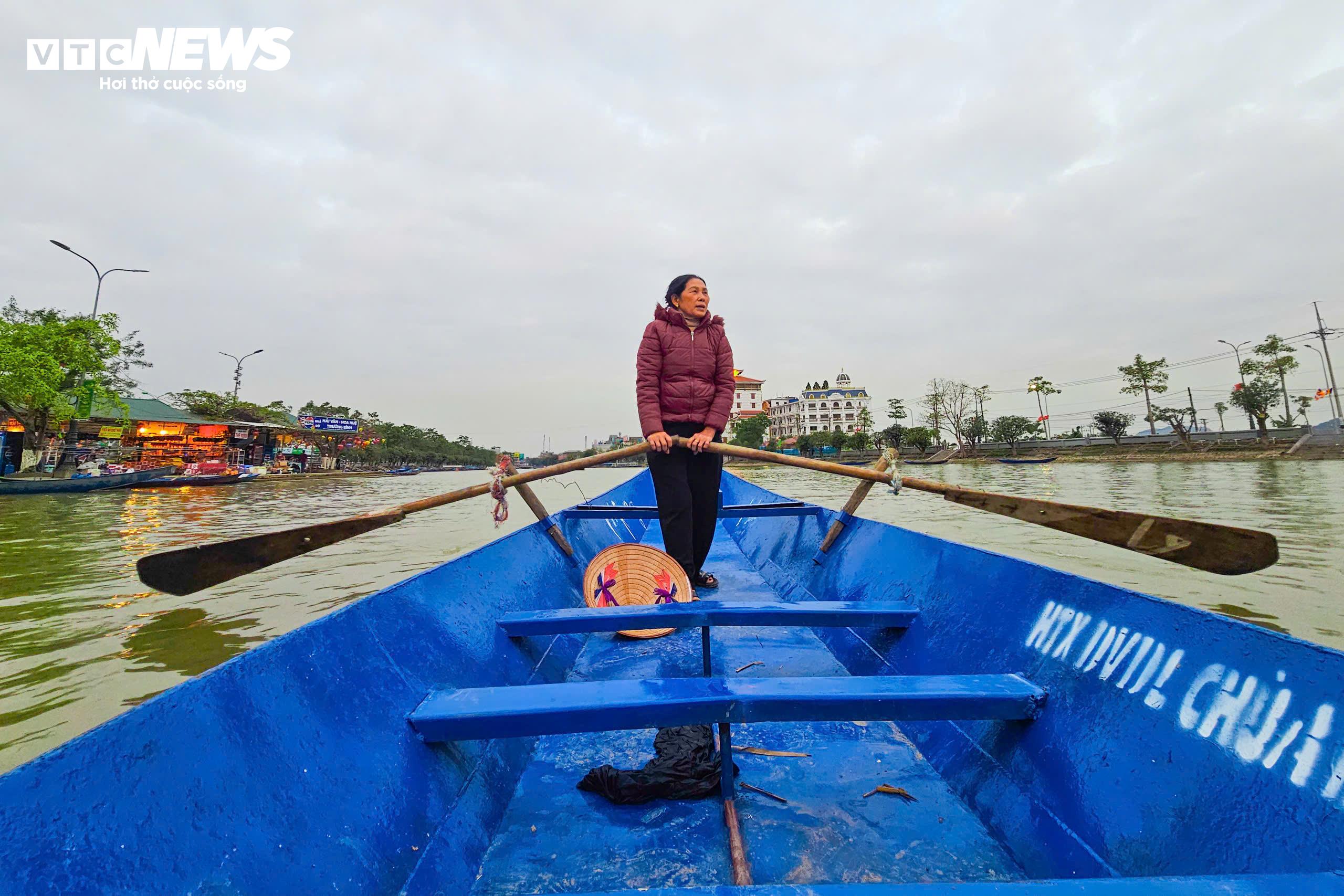 Trên bến đò, bà Nguyễn Thị Thuận, người có hơn 50 năm chèo đò tại Chùa Hương, cho biết đây là năm thứ ba công tác quản lý được siết chặt. Theo đó, mỗi đò chỉ chở tối đa 6 người và hoạt động theo số thứ tự do Ban Quản lý sắp xếp. Tháng Giêng mỗi ngày một lượt, các tháng sau 4–5 ngày mới đến lượt, thu nhập trung bình khoảng 5–7 triệu đồng/tháng. Bà cho rằng việc điều hành theo lượt đã khắc phục tình trạng chèo kéo khách như trước đây, đảm bảo công bằng giữa các lái đò.