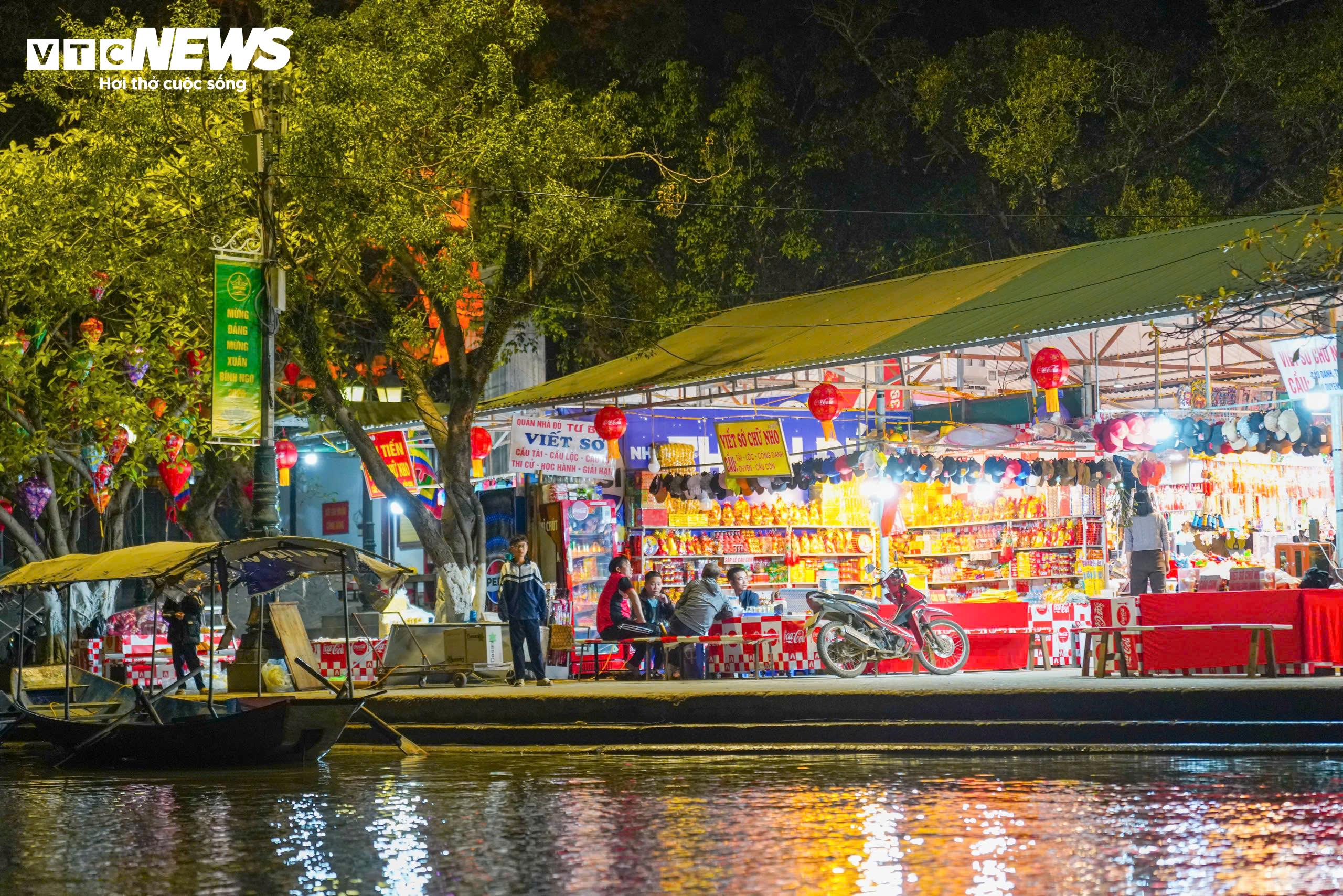 Không chỉ hoạt động vận chuyển, công tác quản lý kinh doanh dịch vụ cũng được tăng cường. Toàn bộ 218 gian hàng trong khu vực lễ hội được quy hoạch, sắp xếp lại hợp lý; 100% hộ kinh doanh ký cam kết niêm yết giá, bán đúng giá và đảm bảo vệ sinh an toàn thực phẩm.