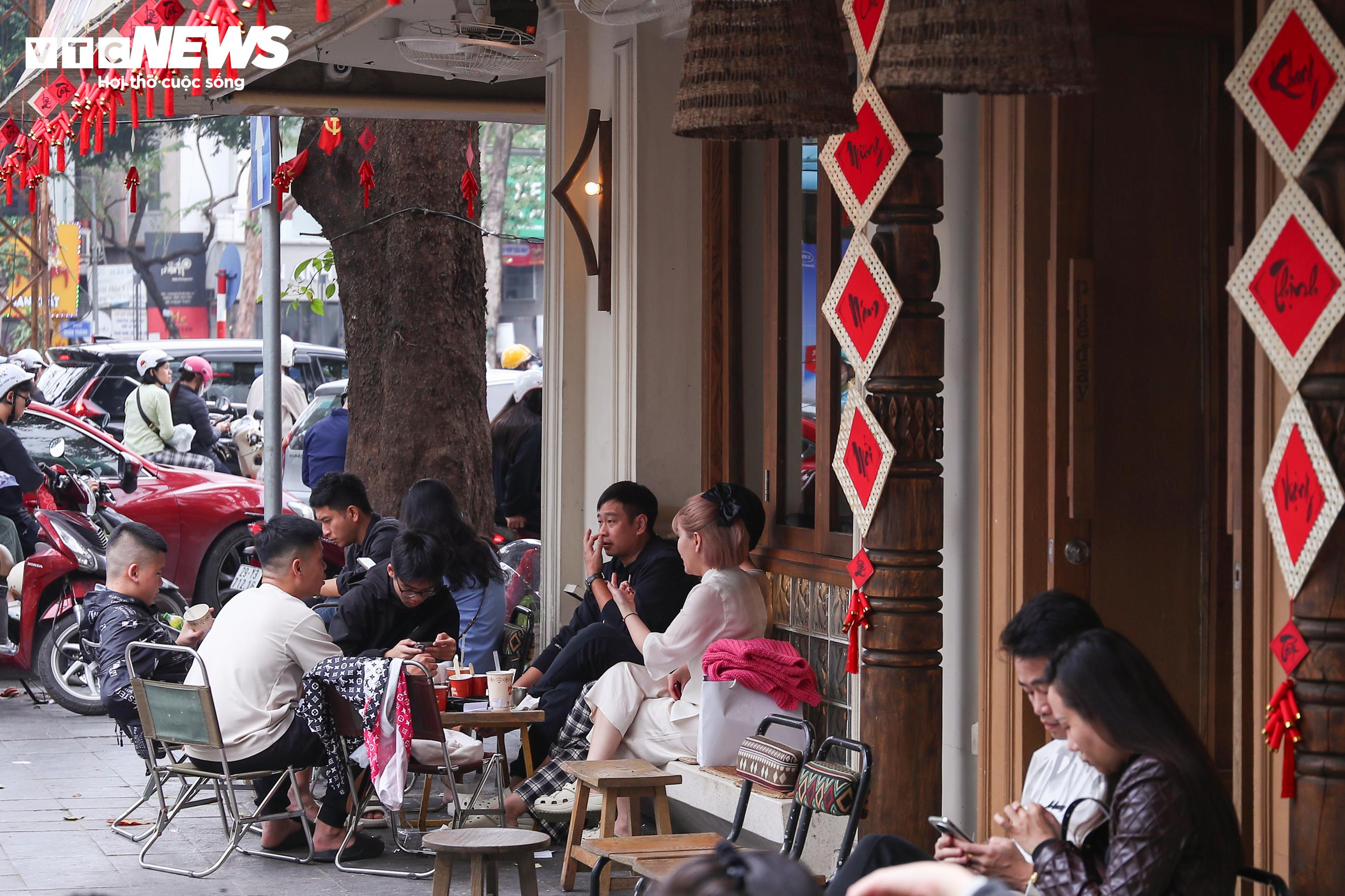 Ngày đầu nghỉ Tết, Hà Nội vắng xe, người dân thong dong dạo phố - 5