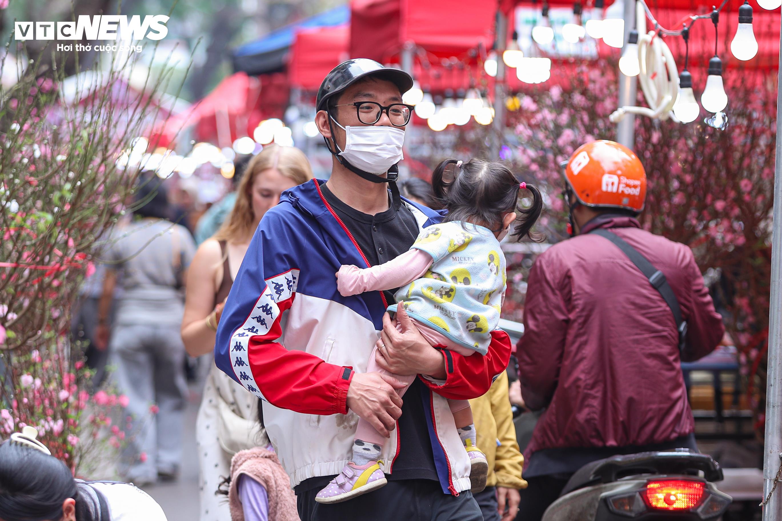 Ngày đầu nghỉ Tết, Hà Nội vắng xe, người dân thong dong dạo phố - 18