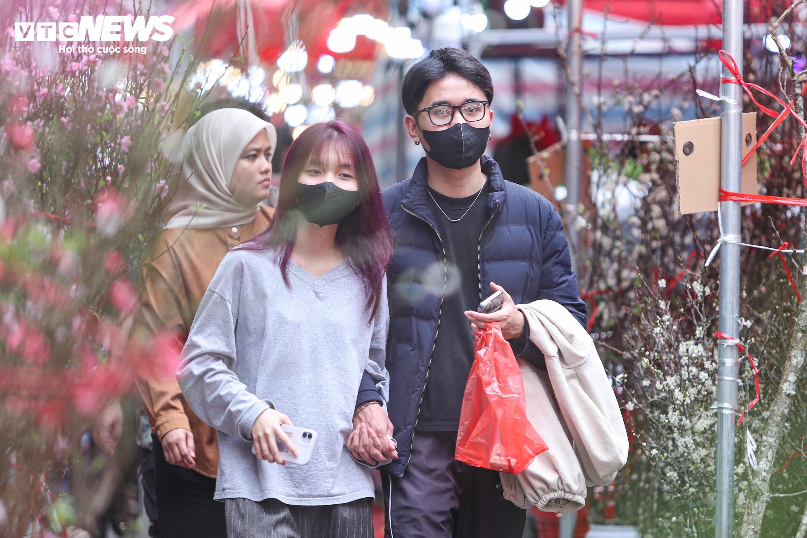 Ngày đầu nghỉ Tết, Hà Nội vắng xe, người dân thong dong dạo phố - 17