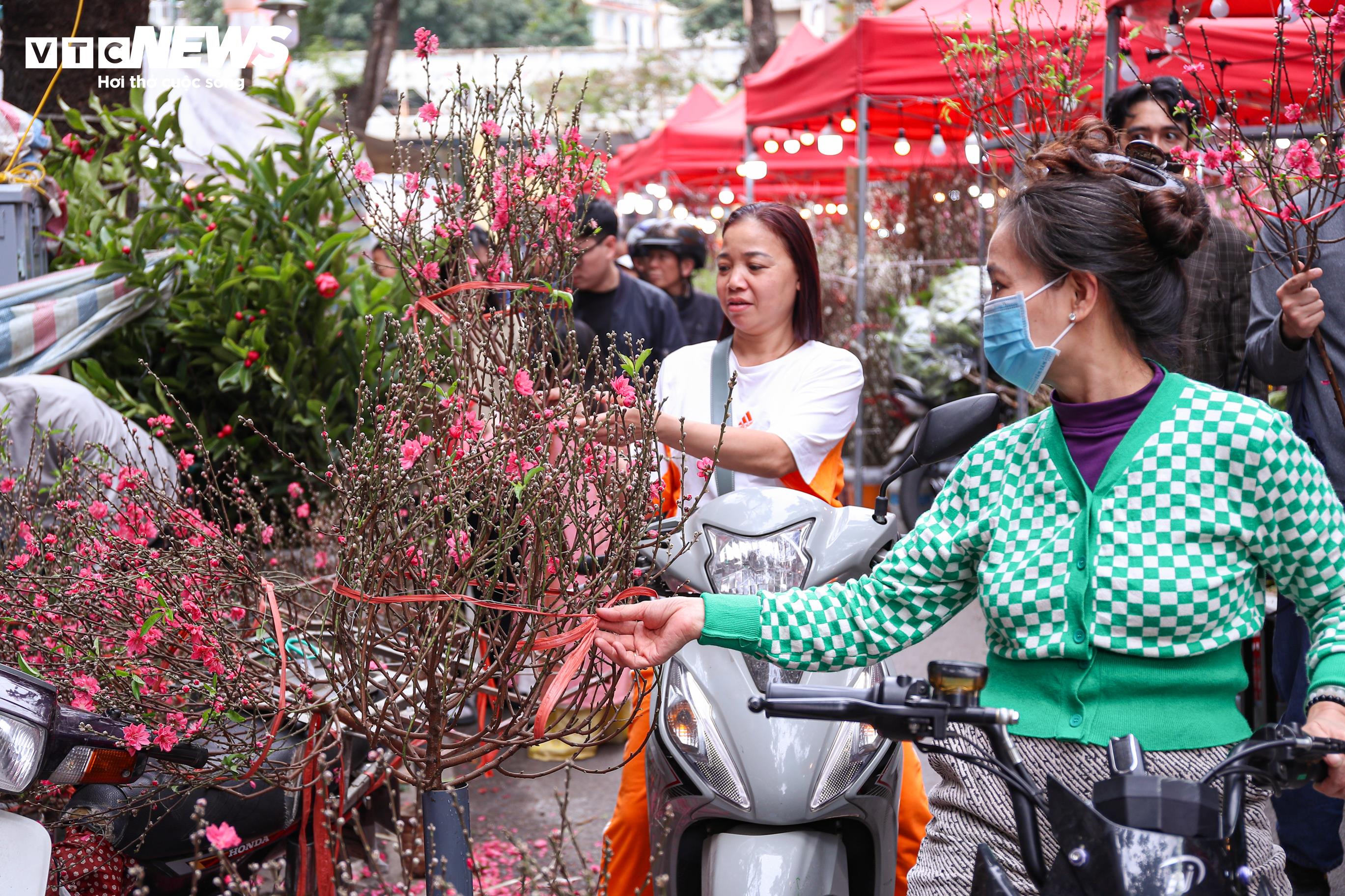 Ngày đầu nghỉ Tết, Hà Nội vắng xe, người dân thong dong dạo phố - 13