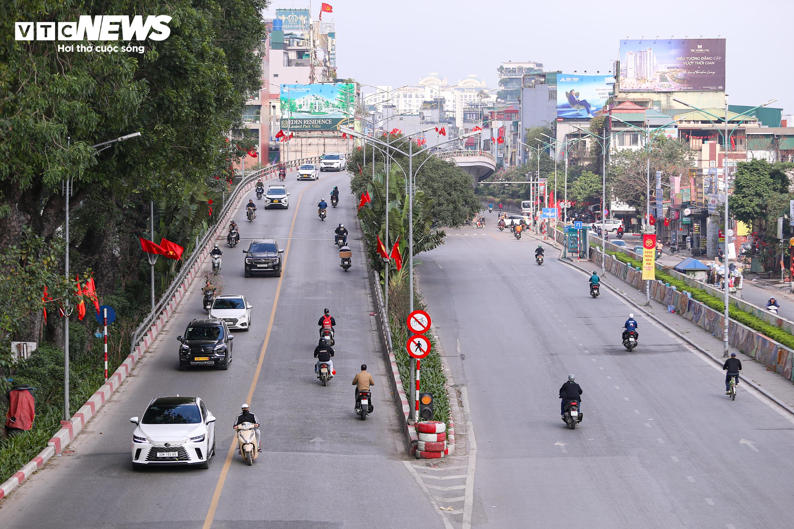 Các tuyến đường thông thoáng, người dân di chuyển chậm rãi, thư thả hơn, trái ngược với hình ảnh ùn tắc thường thấy.