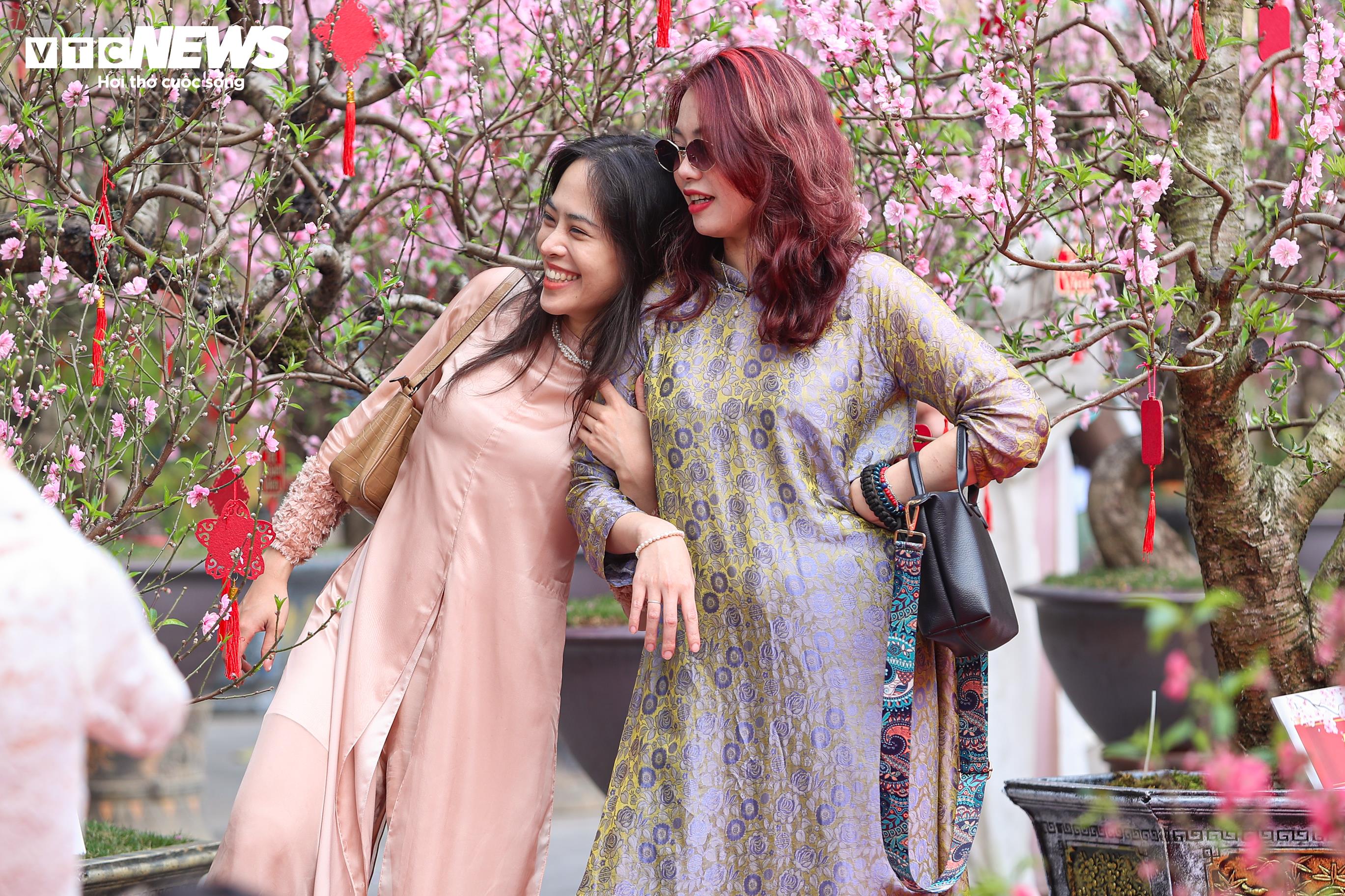 Hà Nội trong ngày đầu nghỉ Tết không chỉ rộn ràng không khí sắm sửa, mà còn có những khoảng lặng bình yên để người dân cảm nhận rõ rệt mùa xuân đang gõ cửa.