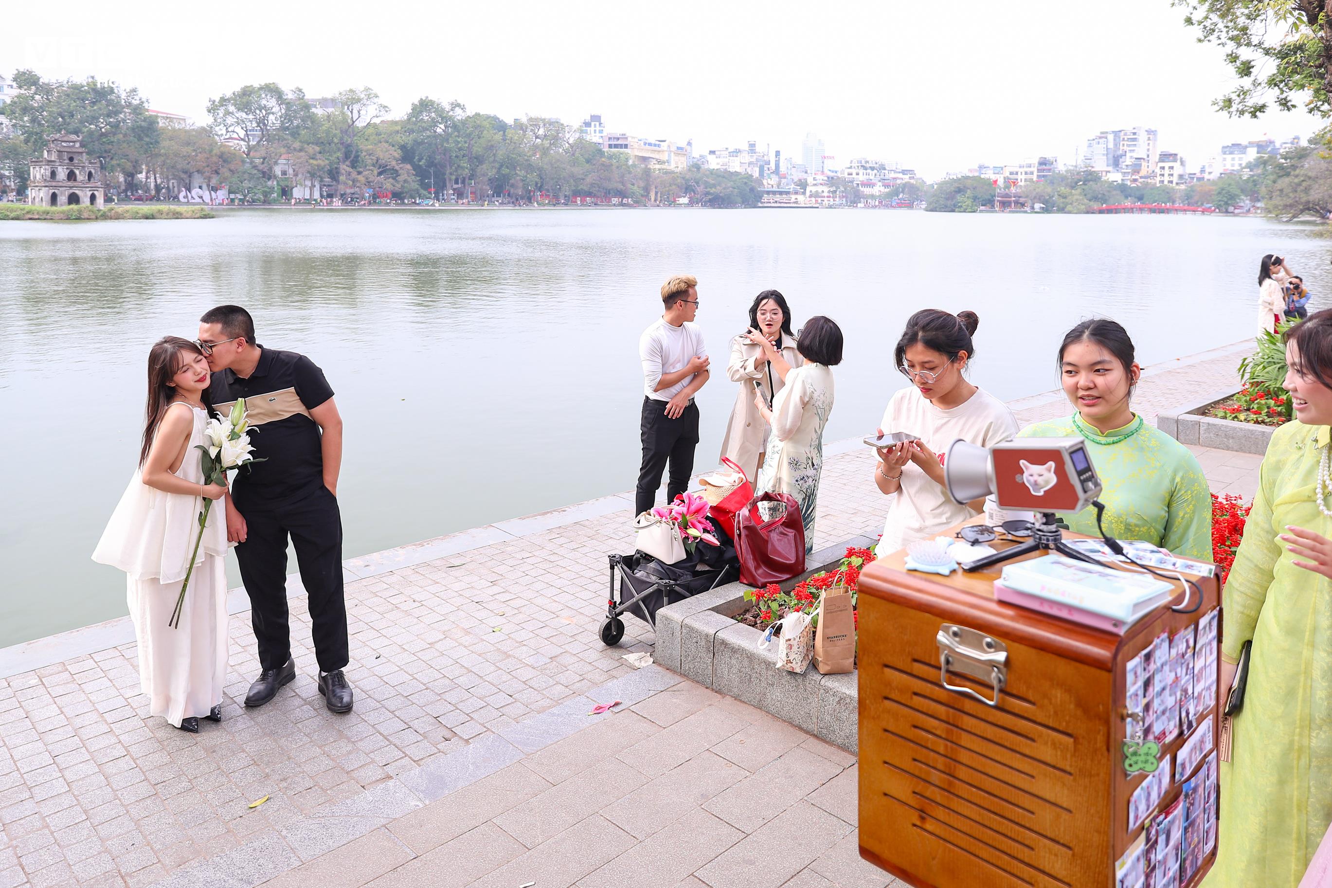 Ngày đầu nghỉ Tết, Hà Nội vắng xe, người dân thong dong dạo phố - 20