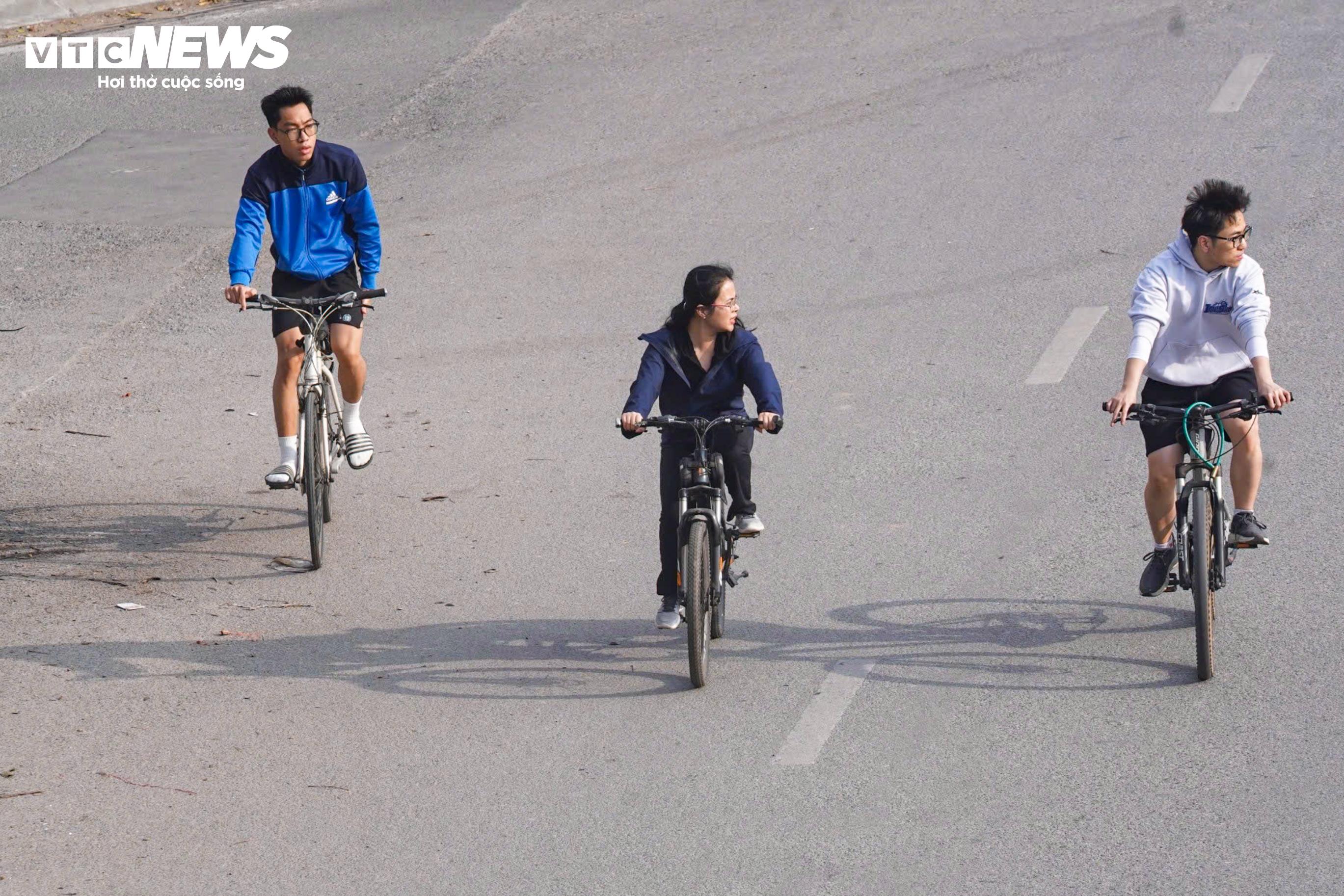 Nhiều người tranh thủ đạp xe rèn luyện sức khỏe, tận hưởng bầu không khí trong lành khi lượng phương tiện lưu thông trong thành phố giảm đáng kể.