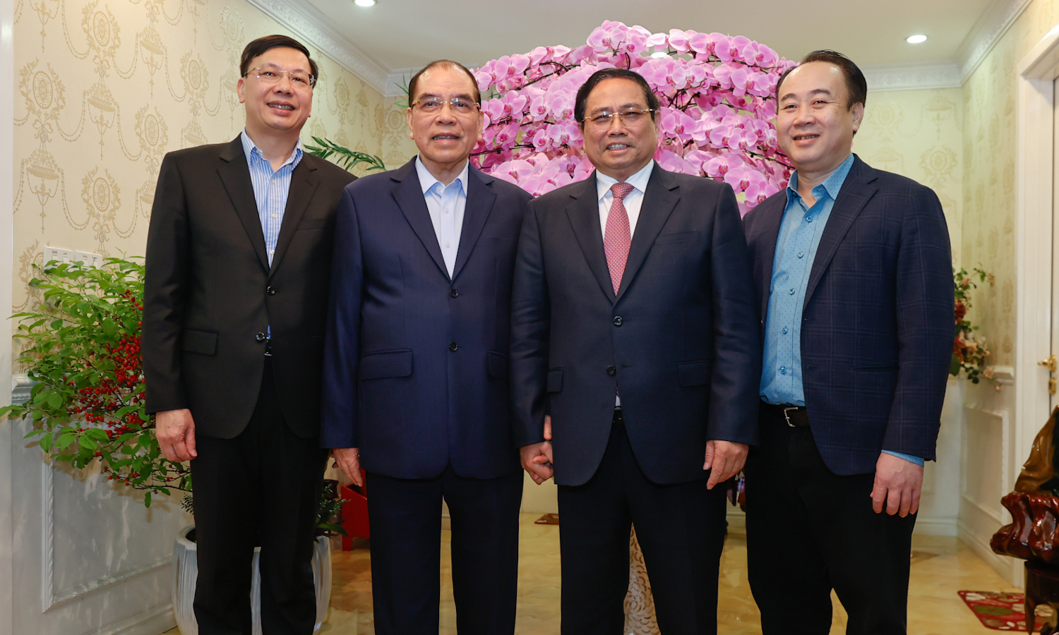 Thủ tướng chụp ảnh lưu niệm cùng nguyên Tổng Bí thư Nông Đức Mạnh. (Ảnh: VGP)