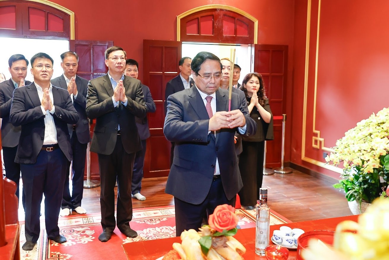 Thủ tướng và các đại biểu dâng hương tỏ lòng thành kính tưởng niệm, tri ân công đức các bậc tiền nhân đã khai mở nền văn hiến Thăng Long. (Ảnh: VGP)