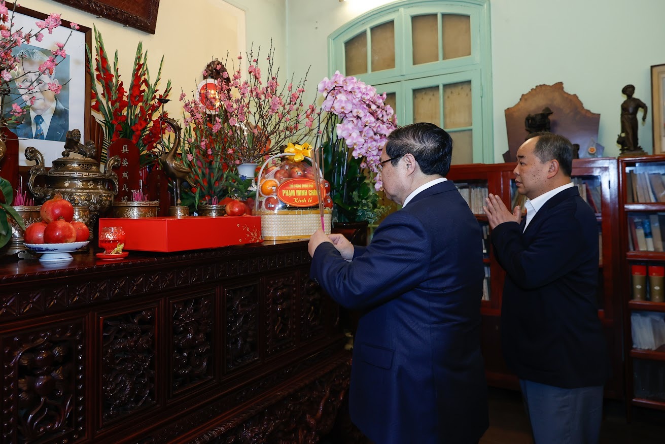 Thủ tướng Phạm Minh Chính dâng hương cố Tổng Bí thư Lê Duẩn. (Ảnh: VGP)