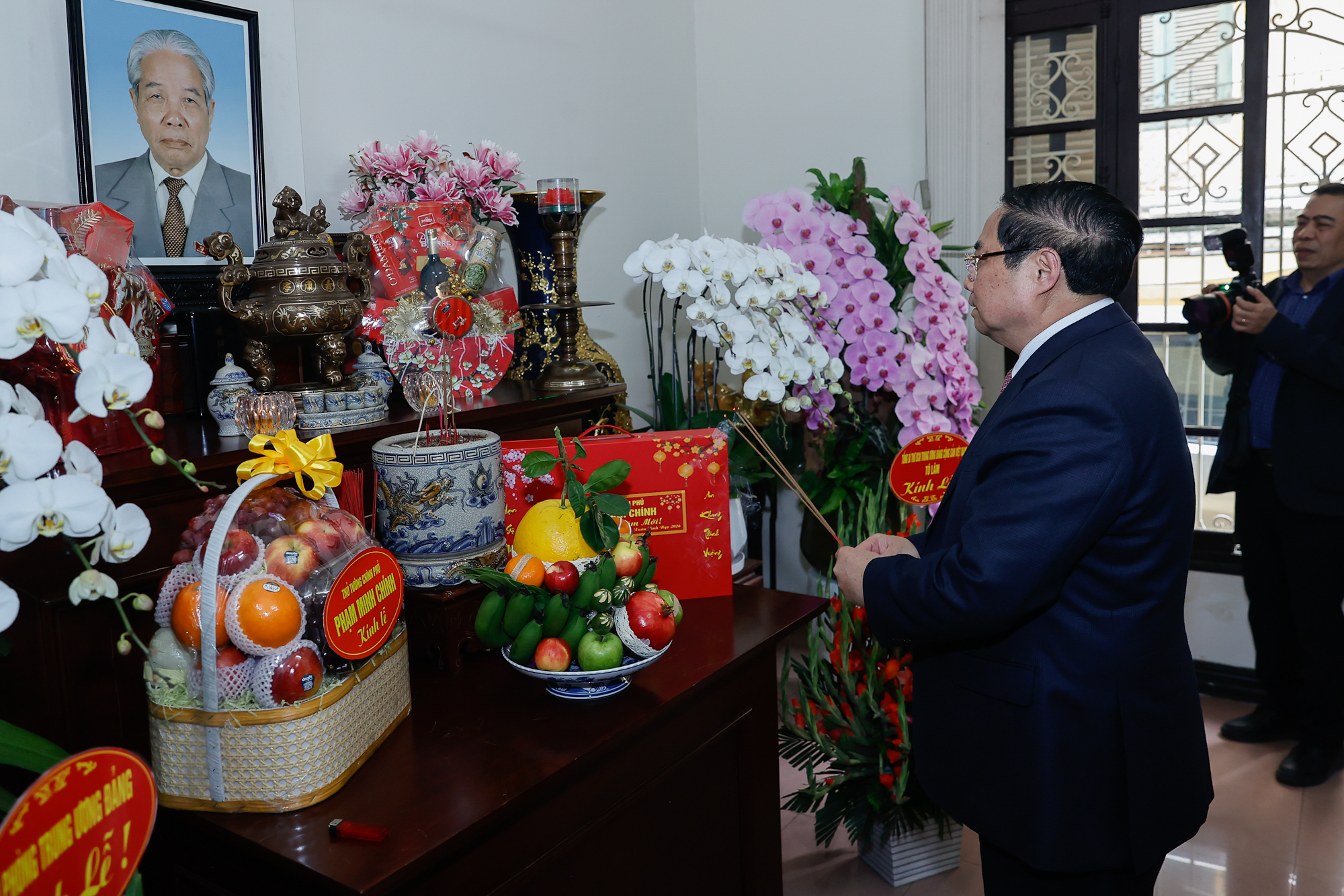 Thủ tướng Phạm Minh Chính dâng hương cố Tổng Bí thư Đỗ Mười. (Ảnh: VGP)