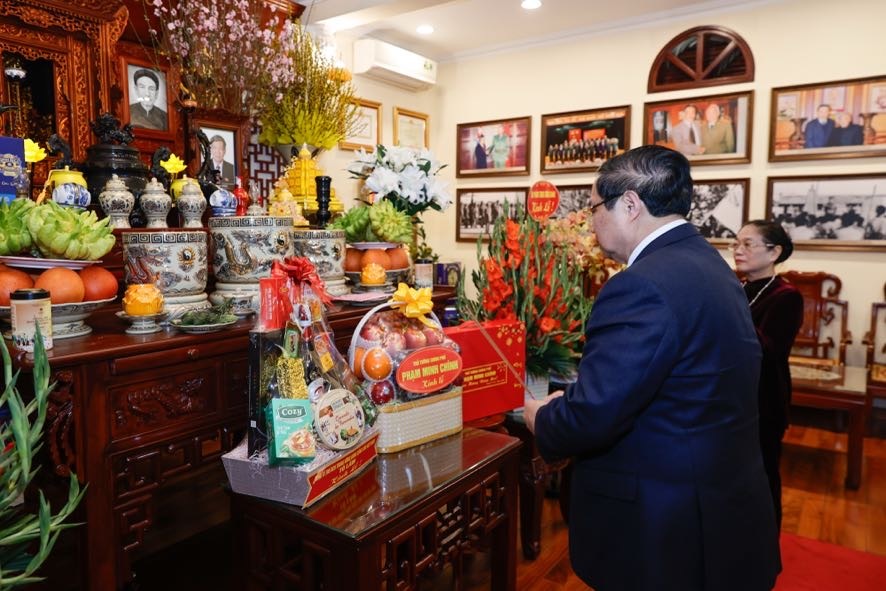 Thủ tướng Phạm Minh Chính dâng hương và chúc tết gia đình cố Tổng Bí thư Lê Khả Phiêu. (Ảnh: VGP)