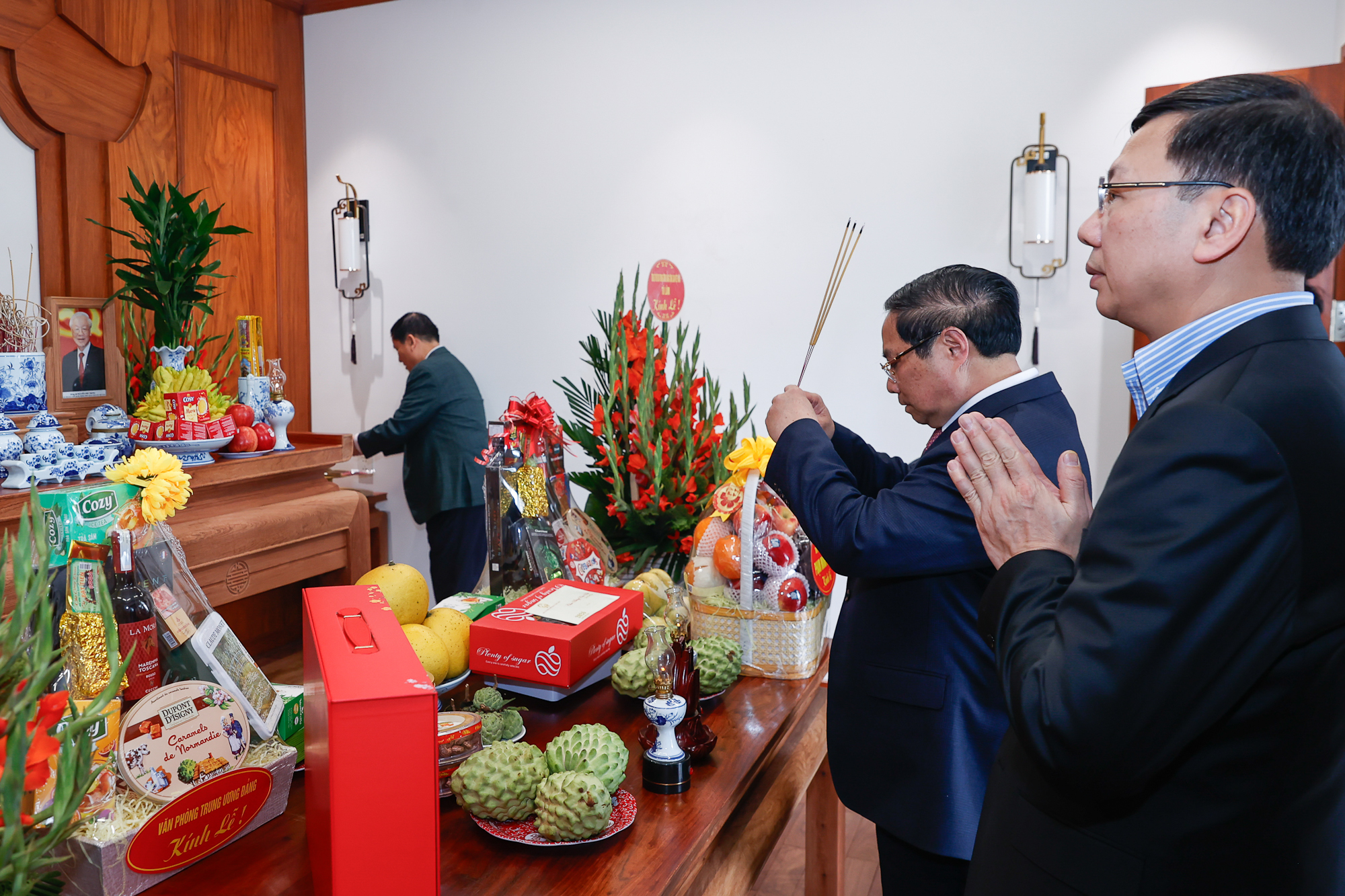 Thủ tướng Phạm Minh Chính dâng hương cố Tổng Bí thư Nguyễn Phú Trọng. (Ảnh: VGP)