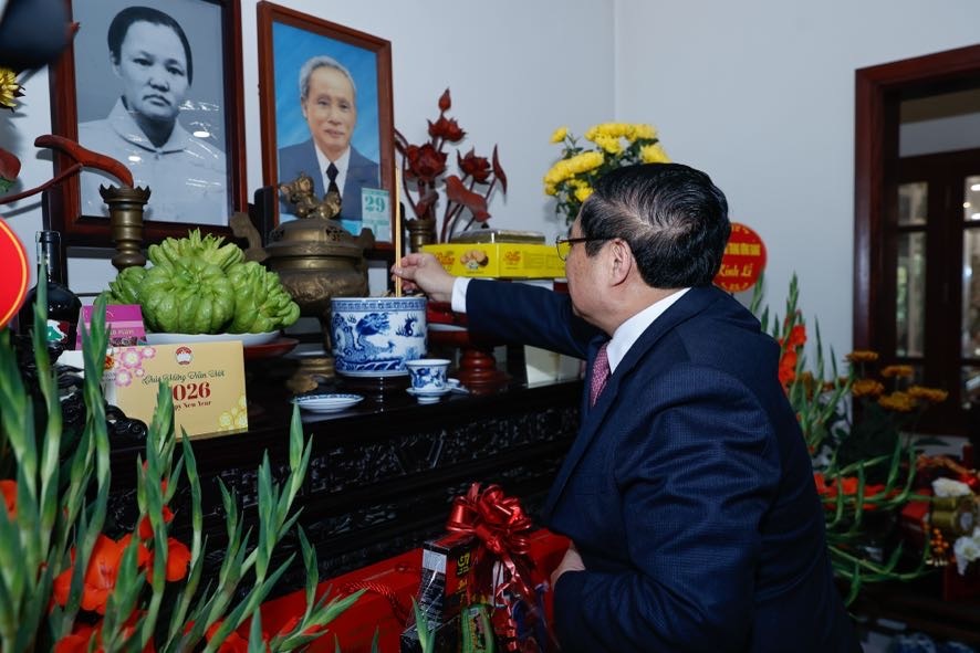 Thủ tướng Phạm Minh Chính dâng hương cố Thủ tướng Phạm Văn Đồng. (Ảnh: VGP)