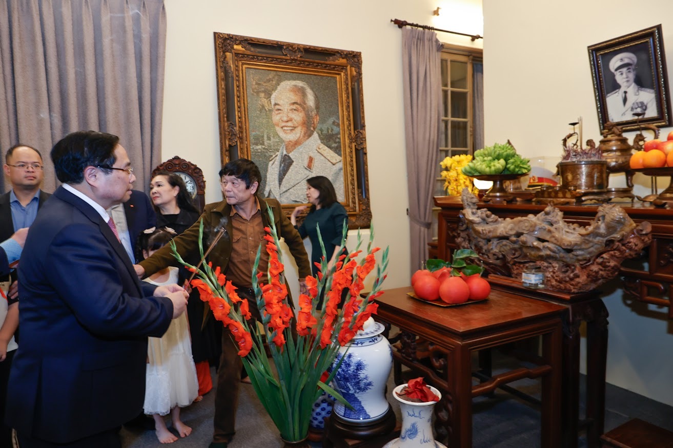 Thủ tướng Phạm Minh Chính dâng hương và chúc Tết gia đình Đại tướng Võ Nguyên Giáp. (Ảnh: VGP)